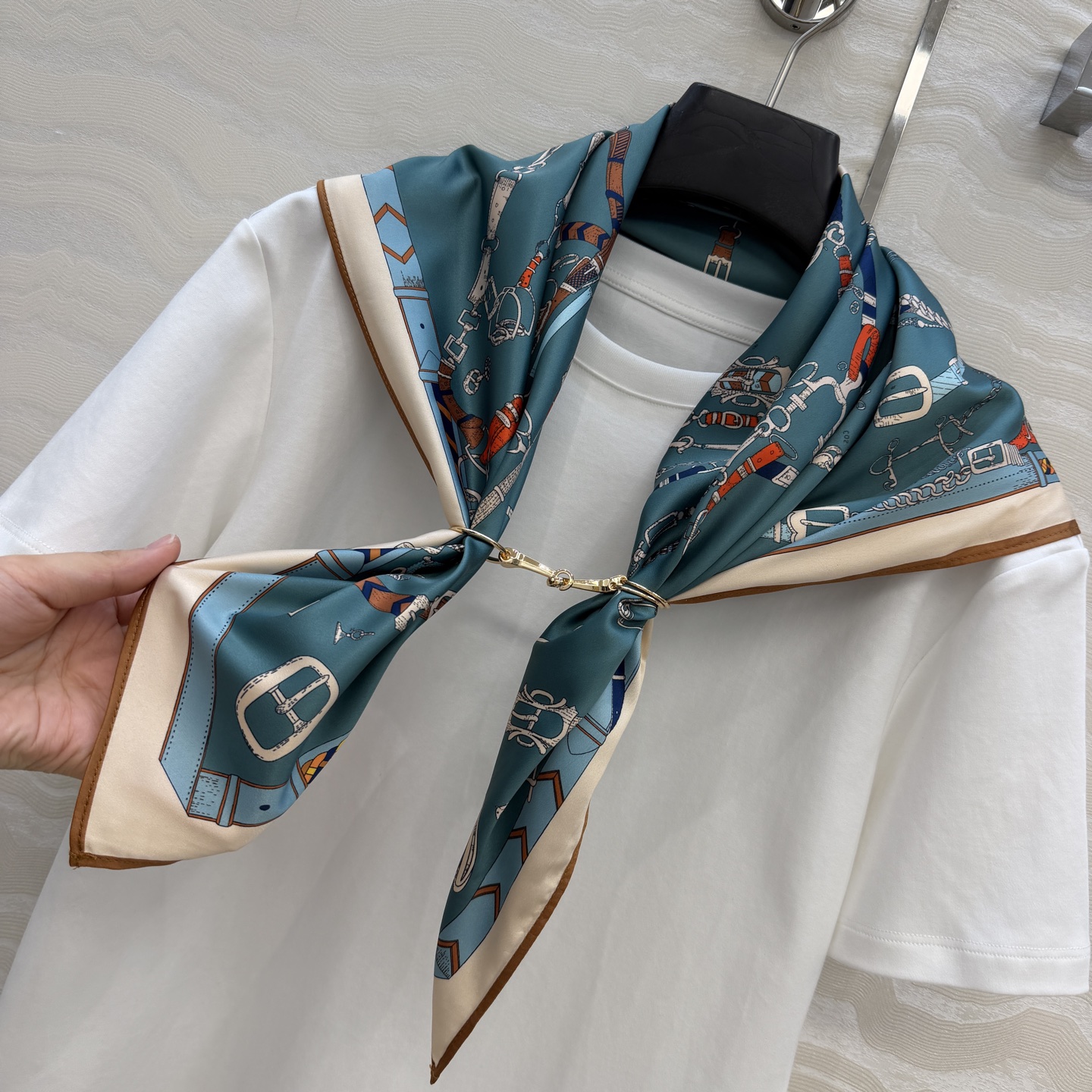 高端原单品质❤️H高智感穿搭，金属马鞍扣丝巾纯棉T恤！26春夏新品马鞍扣链条⛓️定位印花图案丝巾，100