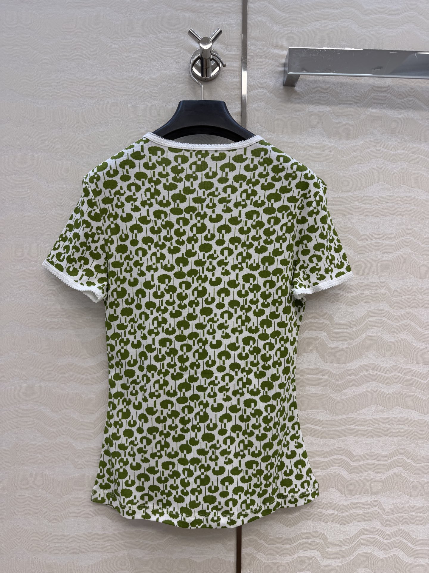 原单品质，miu系少女穿搭！holiday系列田园碎花纯棉短袖T，小花边领设计可爱少女风。修身版型打造纸