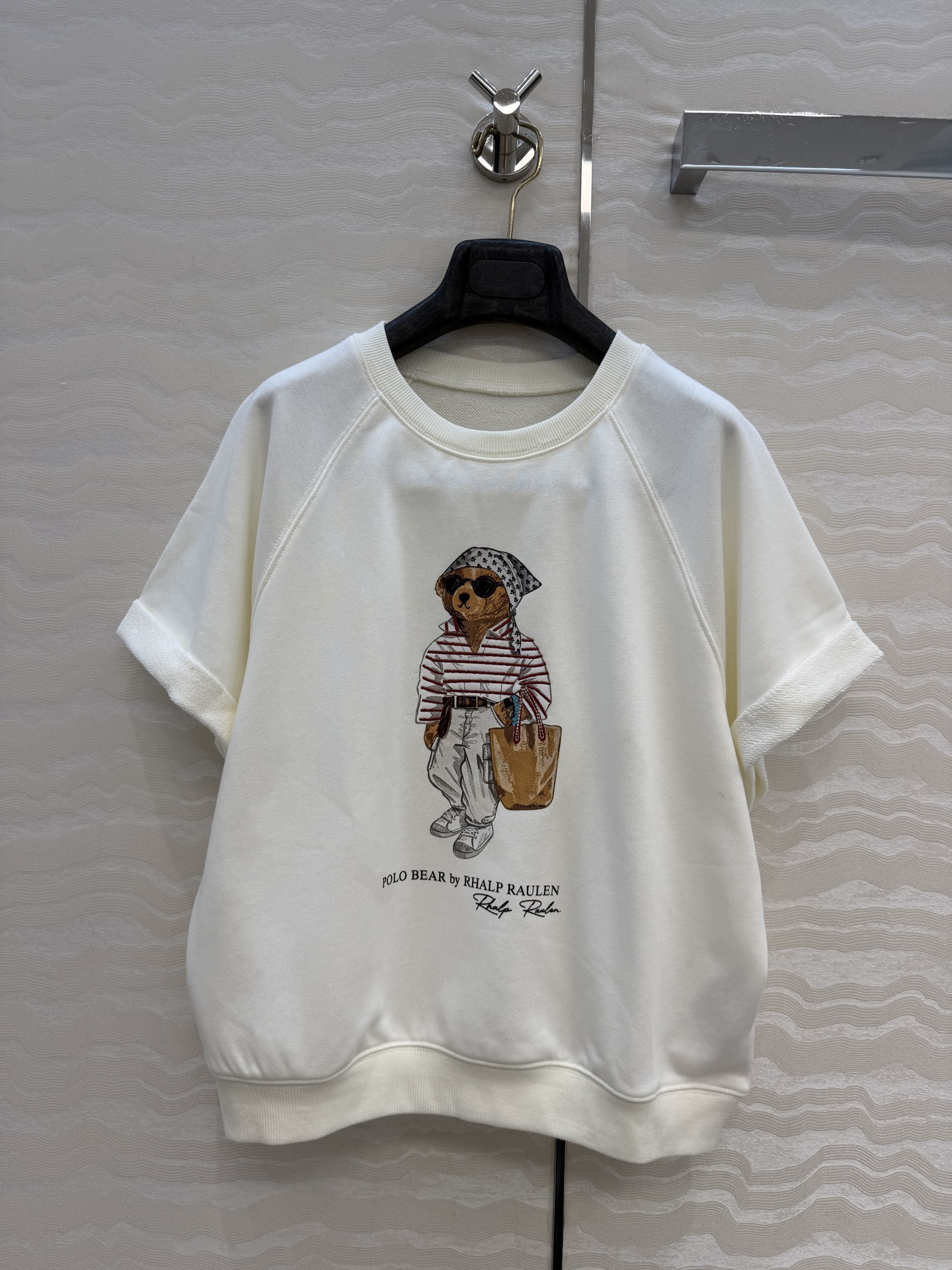 NO:860282,Original quality RL rich American style bear short-sleeved sweatshirt!  Classic drop shoulder round neck style. Quality control is a must. Imported pure cotton sweatshirt fabric has great texture!  Three-dimensional printed bear embroidery craft. A must-have for young girls with a fashionable temperament!  Childlike, high-end retro casual style. Versatile and easy-to-match styles. 3 sizes in one color!  Come to those who know the stuff!  M size bust 114, length 55., women's clothing, hoodie, sweatshirts, T-shirt,19860909原单品质RL浓郁美式风格 小熊短袖卫衣！经典落肩圆领版型.品质控必入.进口纯棉卫衣面料质感超赞！立体印花小熊刺绣工艺.减龄少女气质时髦精必入！童趣高级复古随性风.版型百搭不挑人.一色3码！懂货的来！M码胸围114,衣长55.,女装,hoodie,sweatshirts,T-shirt,,Women's clothing