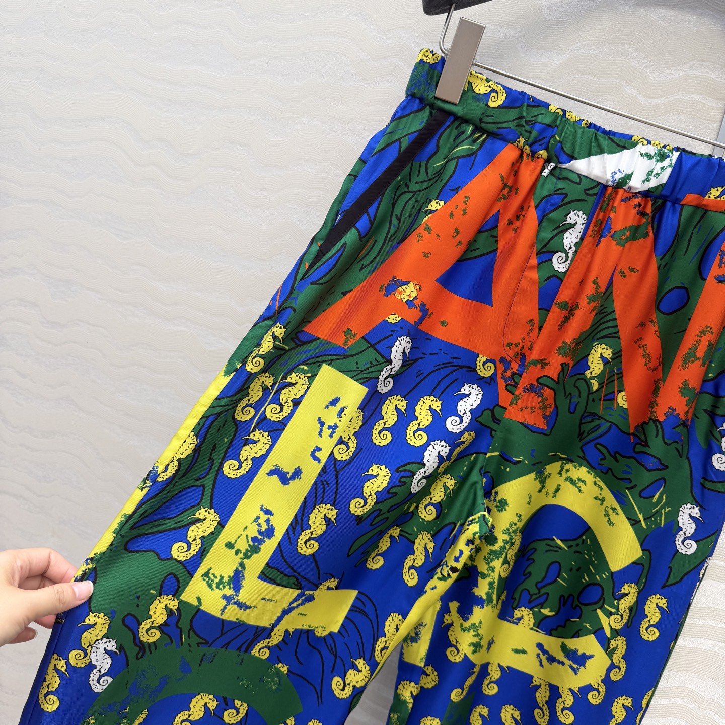 高端原单品质❤️Coco女孩beach沙滩🏖️系列度假新品,海洋🌊系列涂鸦字母印花真丝直筒裤!100%真 高端原单品质❤️Coco女孩beach沙滩🏖️系列度假新品,海洋🌊系列涂鸦字母印花真丝直筒裤!100%真