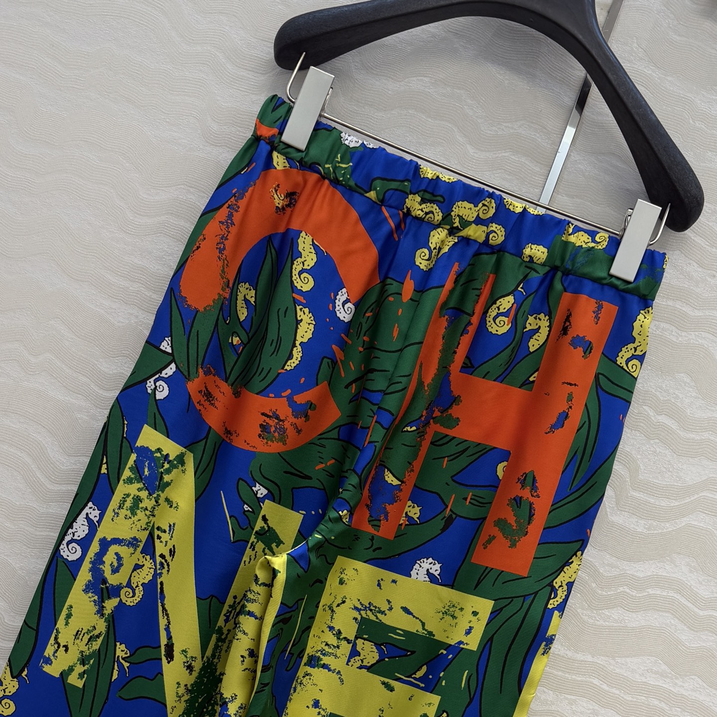 高端原单品质❤️Coco女孩beach沙滩🏖️系列度假新品,海洋🌊系列涂鸦字母印花真丝直筒裤!100%真 高端原单品质❤️Coco女孩beach沙滩🏖️系列度假新品,海洋🌊系列涂鸦字母印花真丝直筒裤!100%真
