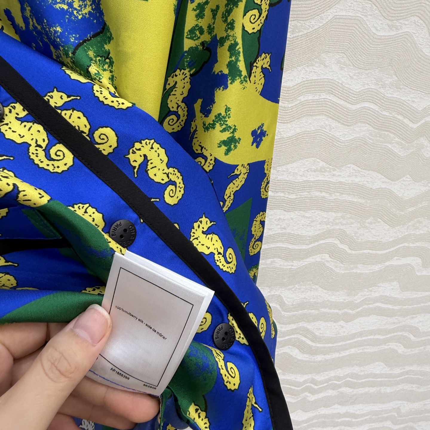 高端原单品质❤️Coco女孩beach沙滩🏖️系列度假新品，海洋🌊系列涂鸦字母印花真丝西装领衬衫！100