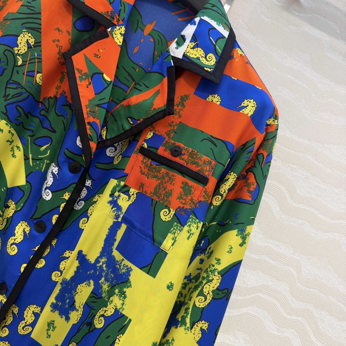 高端原单品质❤️Coco女孩beach沙滩🏖️系列度假新品，海洋🌊系列涂鸦字母印花真丝西装领衬衫！100