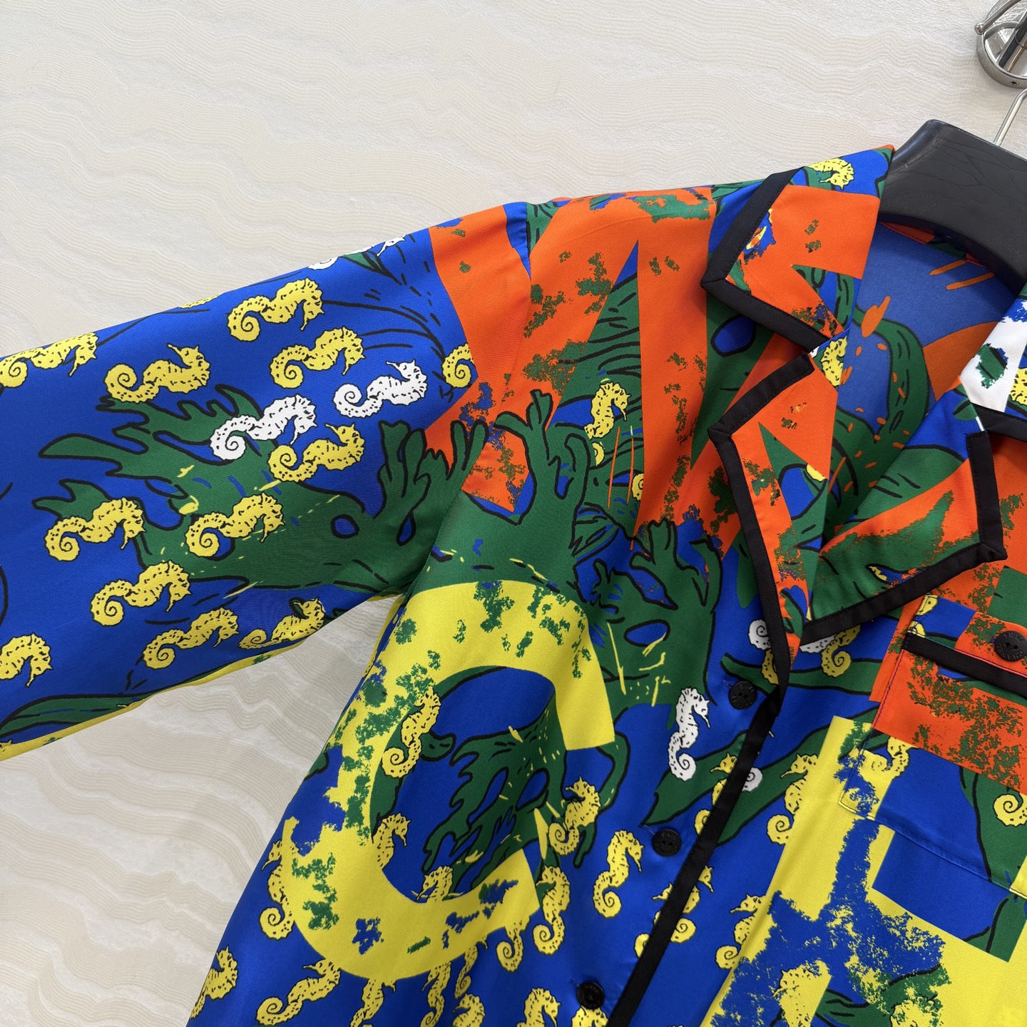 高端原单品质❤️Coco女孩beach沙滩🏖️系列度假新品，海洋🌊系列涂鸦字母印花真丝西装领衬衫！100