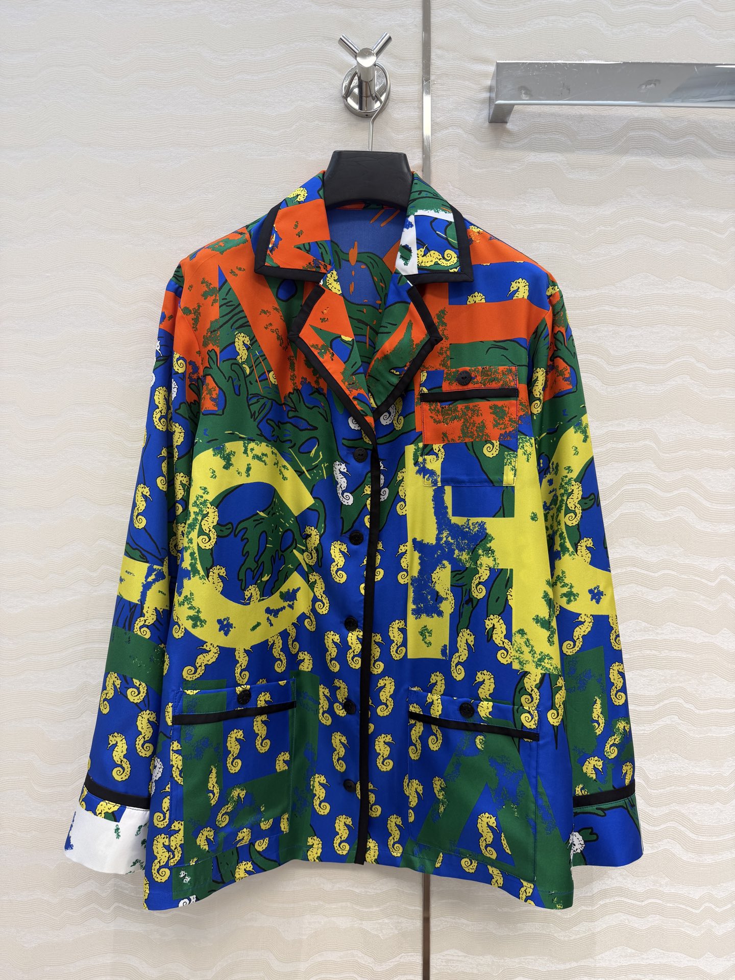 NO:860258,High-end original quality Coco girls beach series new vacation products, ocean series graffiti letter printed silk suit collar shirt!  The silk twill fabric is smooth and comfortable. The contrasting color hemming process and positioning printing give it a high-end feel. It is a must-have artifact for white, rich and beautiful women!  The classic loose fit makes you look slimmer!  Versatile, stylish and high-end!  The details are all in place and the workmanship is perfect. Two colors: 36.38.40.42. Four sizes. 36 size: shoulder width 42, bust 96, length 66., Chanel - clothing, chanel, shirts, business suit, real silk,19860909高端原单品质Coco女孩beach沙滩系列度假新品,海洋系列涂鸦字母印花真丝西装领衬衫！真丝斜纹绸面料丝滑舒适.撞色包边工艺,定位印花高级感拉满,白富美必备神器！经典宽松版型巨显瘦！百搭不挑人时髦又高级！细节全面到位完美做工品质.两色36.38.40.42.四个码.36码: 肩宽42,胸围96,衣长66.,香奈儿-服装,chanel,shirts,business suit,real silk,,Women's clothing