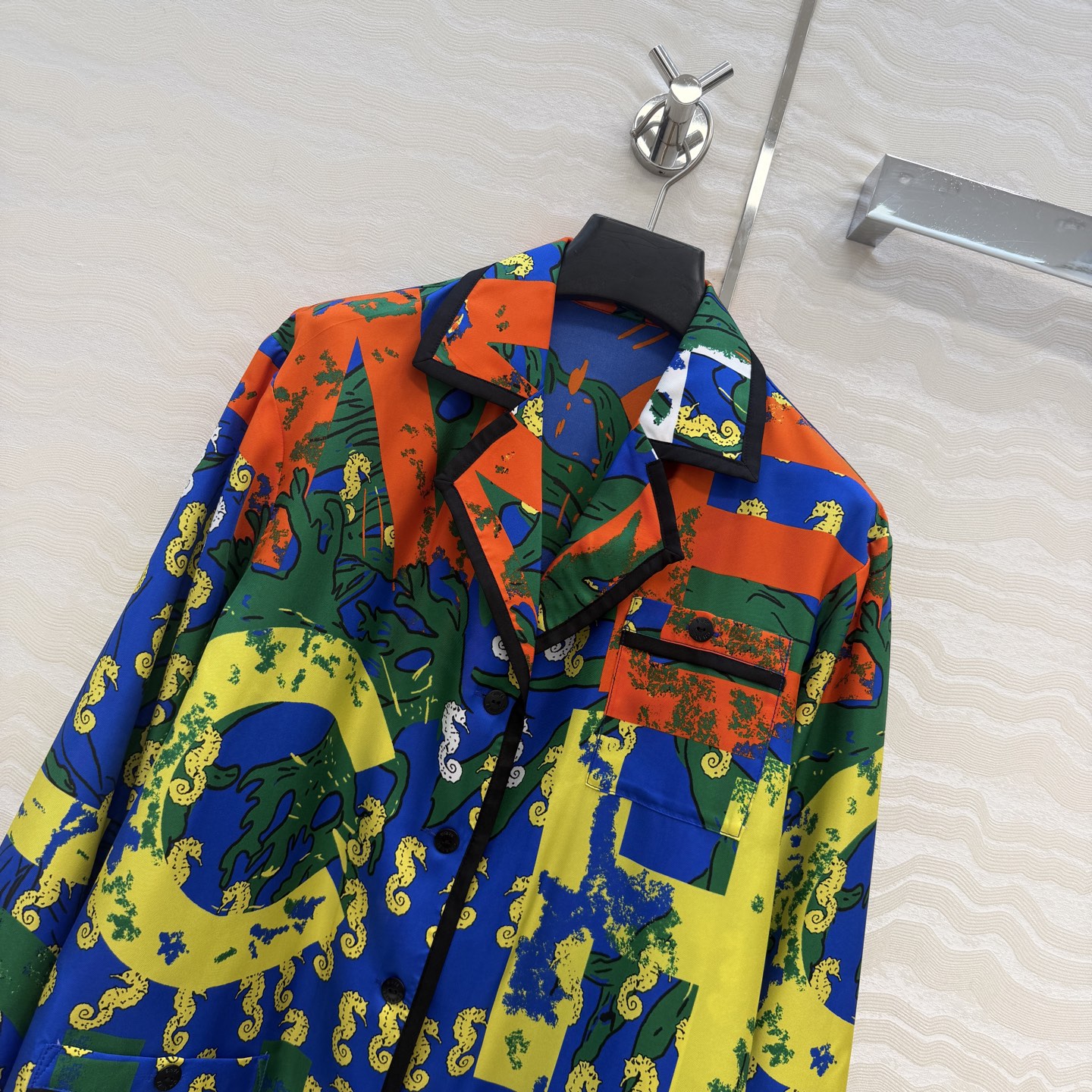 高端原单品质❤️Coco女孩beach沙滩🏖️系列度假新品，海洋🌊系列涂鸦字母印花真丝西装领衬衫！100