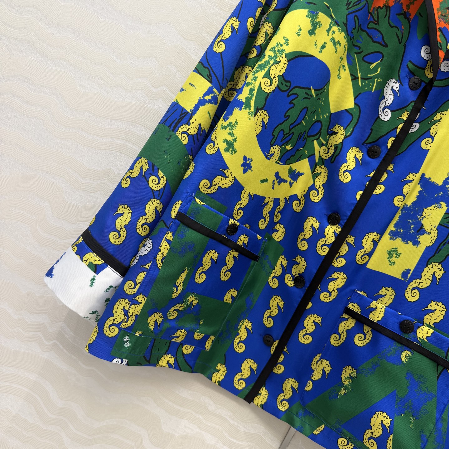 高端原单品质❤️Coco女孩beach沙滩🏖️系列度假新品，海洋🌊系列涂鸦字母印花真丝西装领衬衫！100