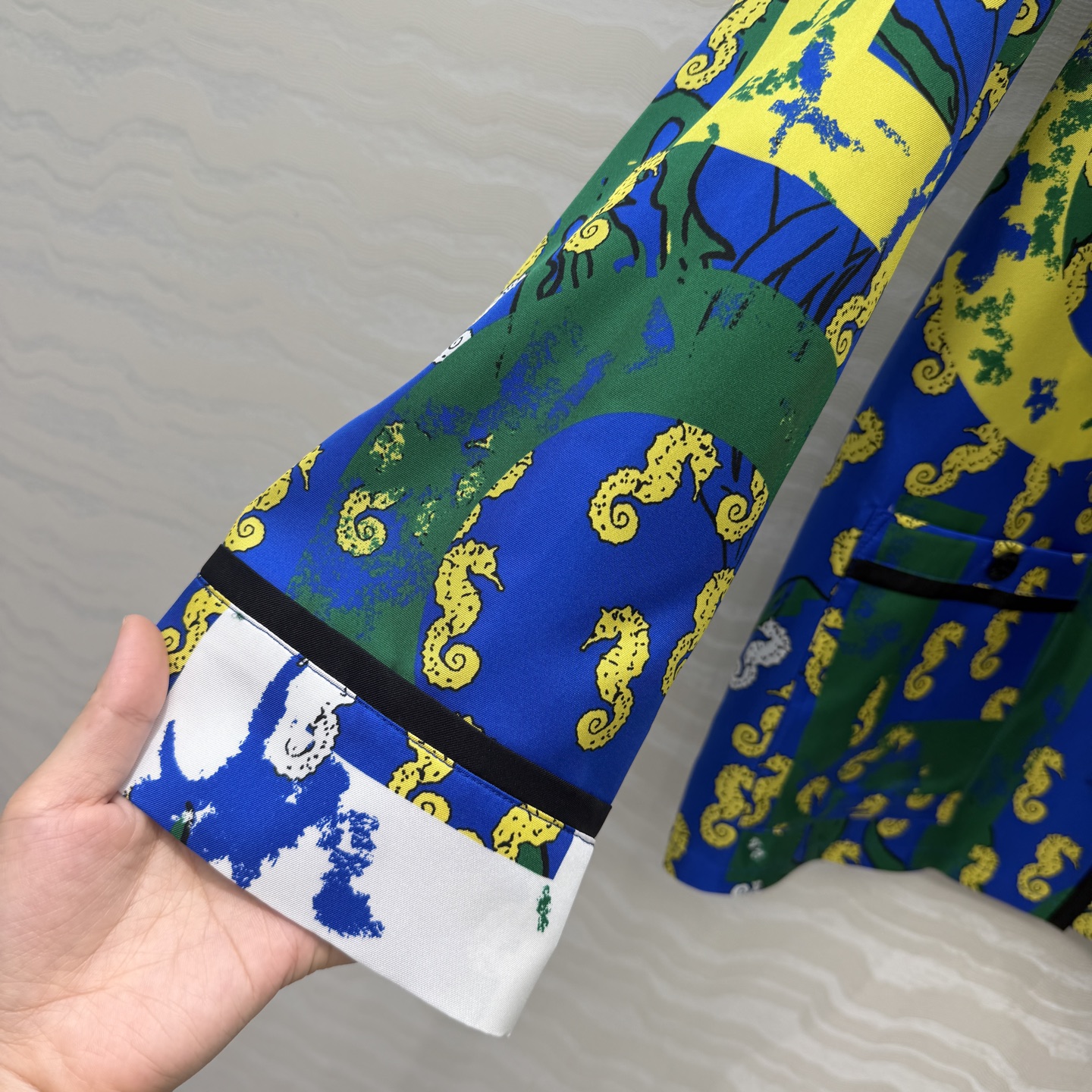 高端原单品质❤️Coco女孩beach沙滩🏖️系列度假新品，海洋🌊系列涂鸦字母印花真丝西装领衬衫！100
