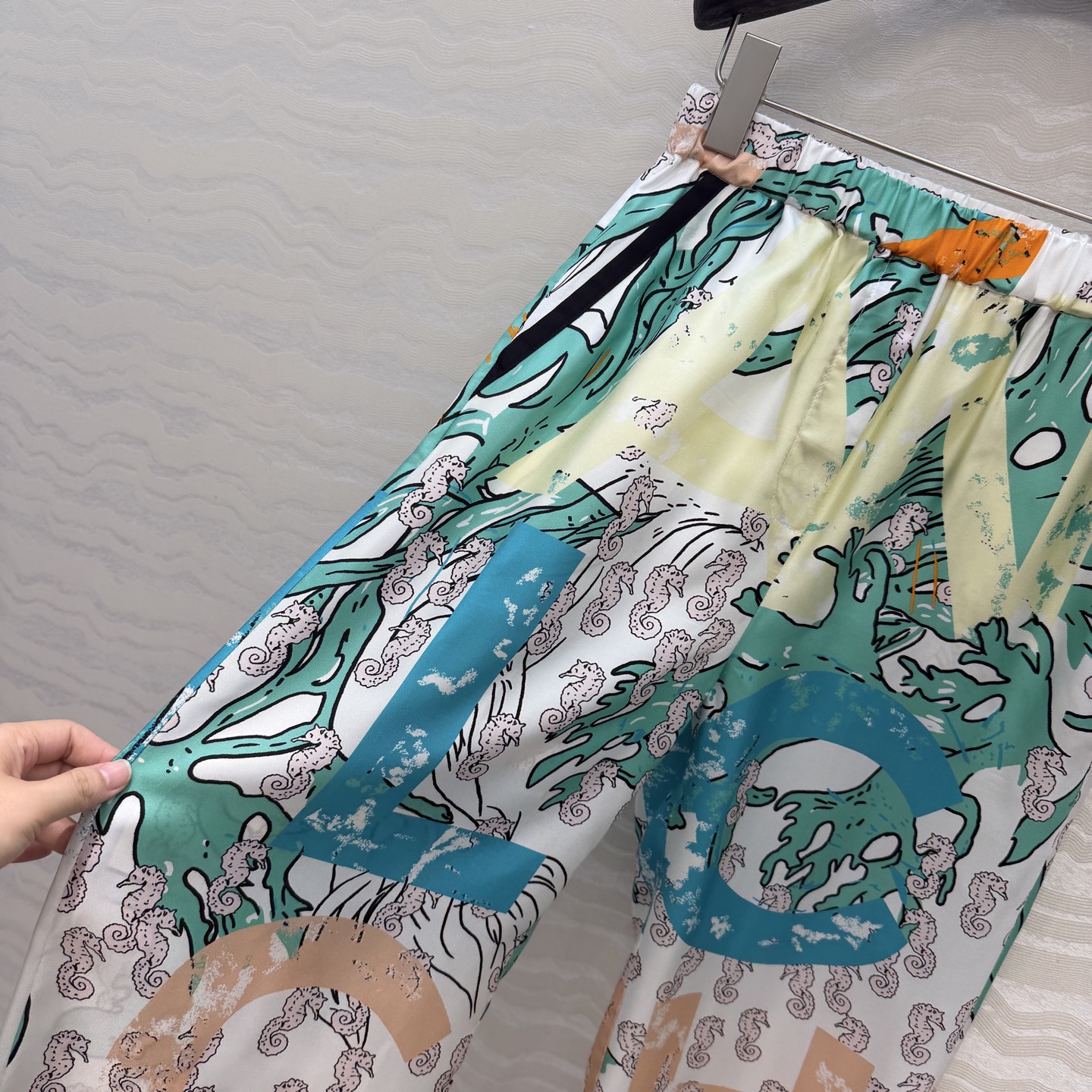 高端原单品质❤️Coco女孩beach沙滩🏖️系列度假新品，海洋🌊系列涂鸦字母印花真丝直筒裤！100%真