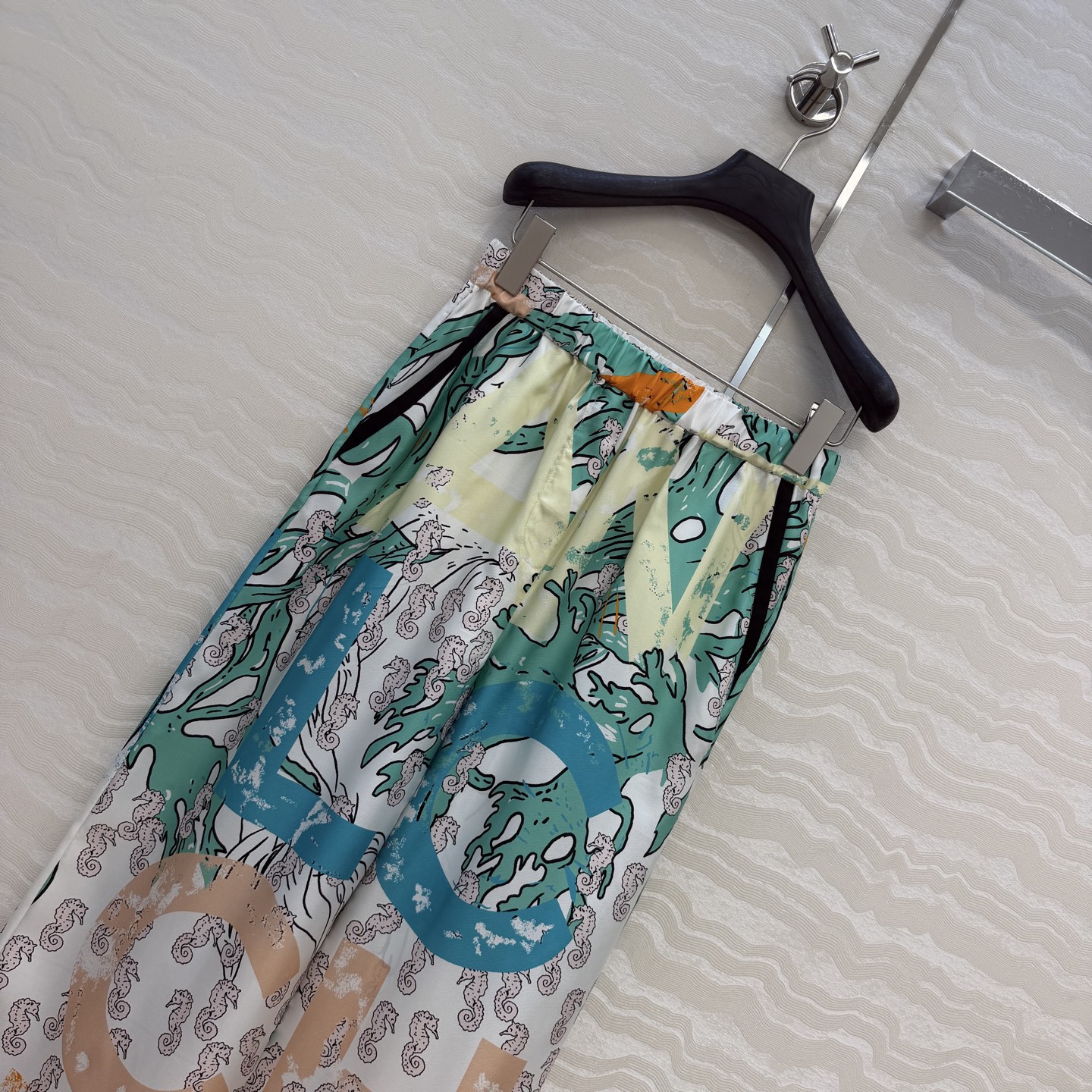 高端原单品质❤️Coco女孩beach沙滩🏖️系列度假新品，海洋🌊系列涂鸦字母印花真丝直筒裤！100%真