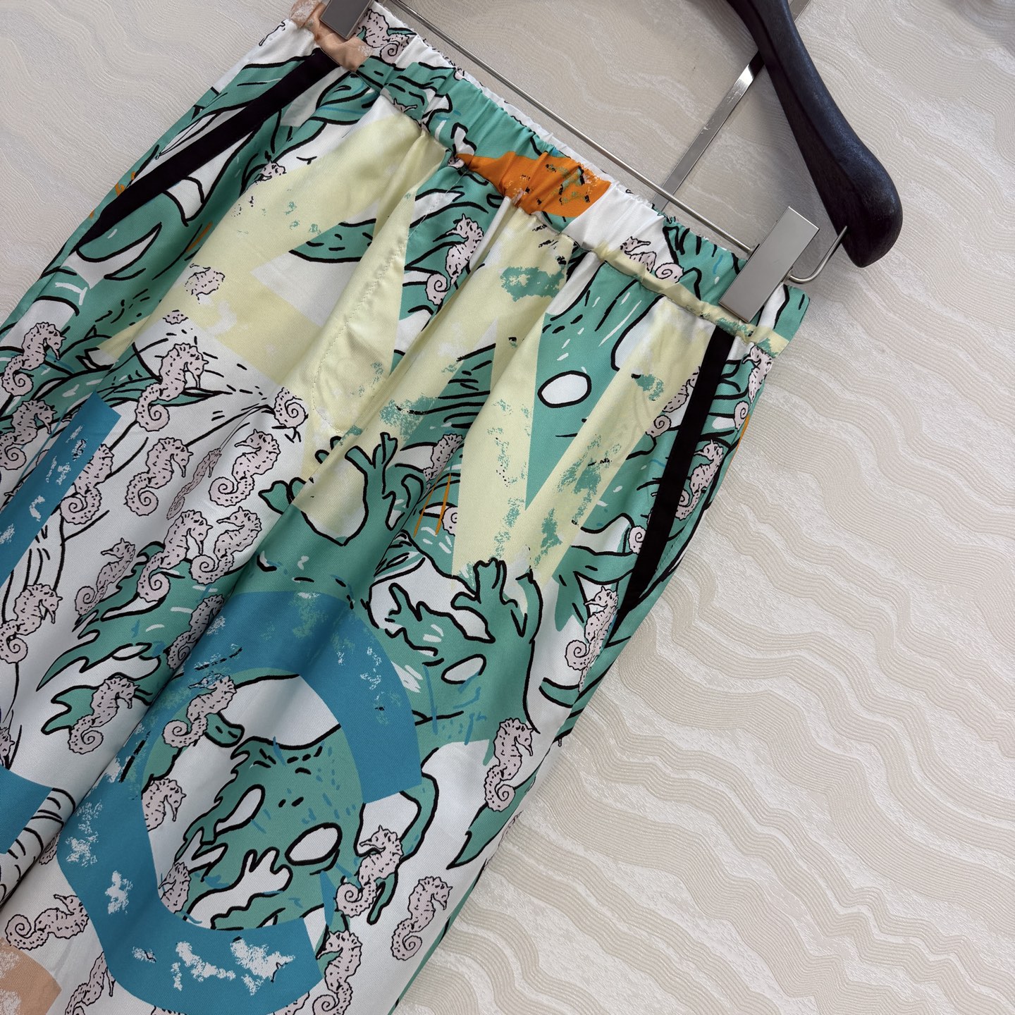 高端原单品质❤️Coco女孩beach沙滩🏖️系列度假新品，海洋🌊系列涂鸦字母印花真丝直筒裤！100%真