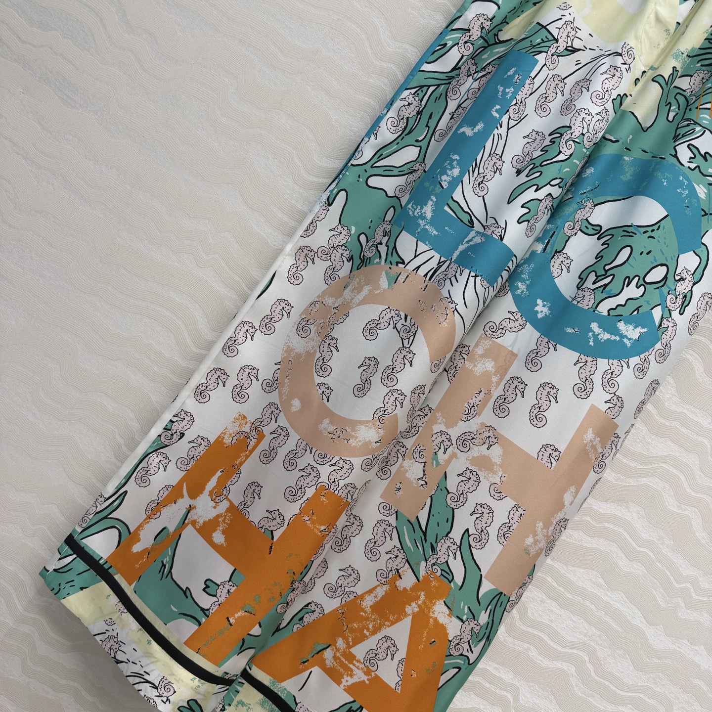 高端原单品质❤️Coco女孩beach沙滩🏖️系列度假新品，海洋🌊系列涂鸦字母印花真丝直筒裤！100%真