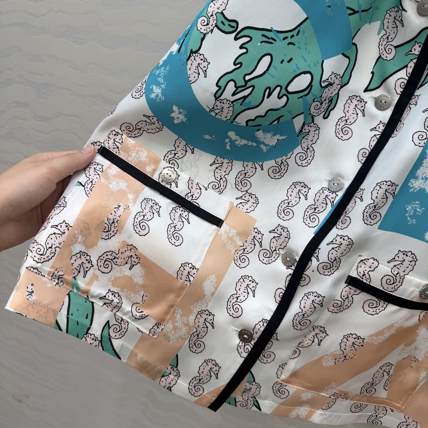 高端原单品质❤️Coco女孩beach沙滩🏖️系列度假新品，海洋🌊系列涂鸦字母印花真丝西装领衬衫！100
