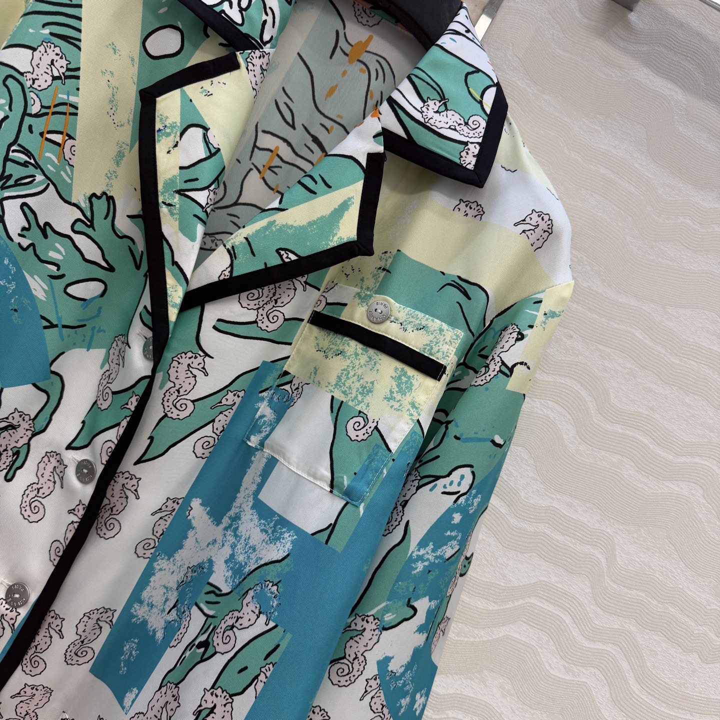 高端原单品质❤️Coco女孩beach沙滩🏖️系列度假新品，海洋🌊系列涂鸦字母印花真丝西装领衬衫！100