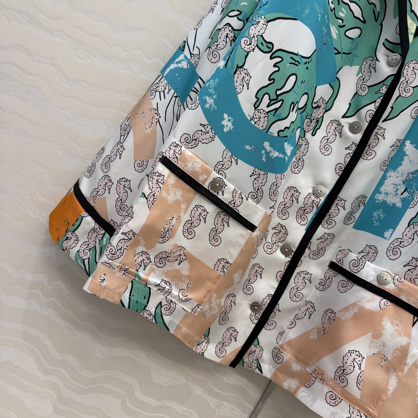 高端原单品质❤️Coco女孩beach沙滩🏖️系列度假新品，海洋🌊系列涂鸦字母印花真丝西装领衬衫！100
