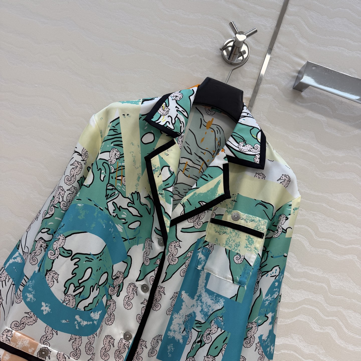 高端原单品质❤️Coco女孩beach沙滩🏖️系列度假新品，海洋🌊系列涂鸦字母印花真丝西装领衬衫！100
