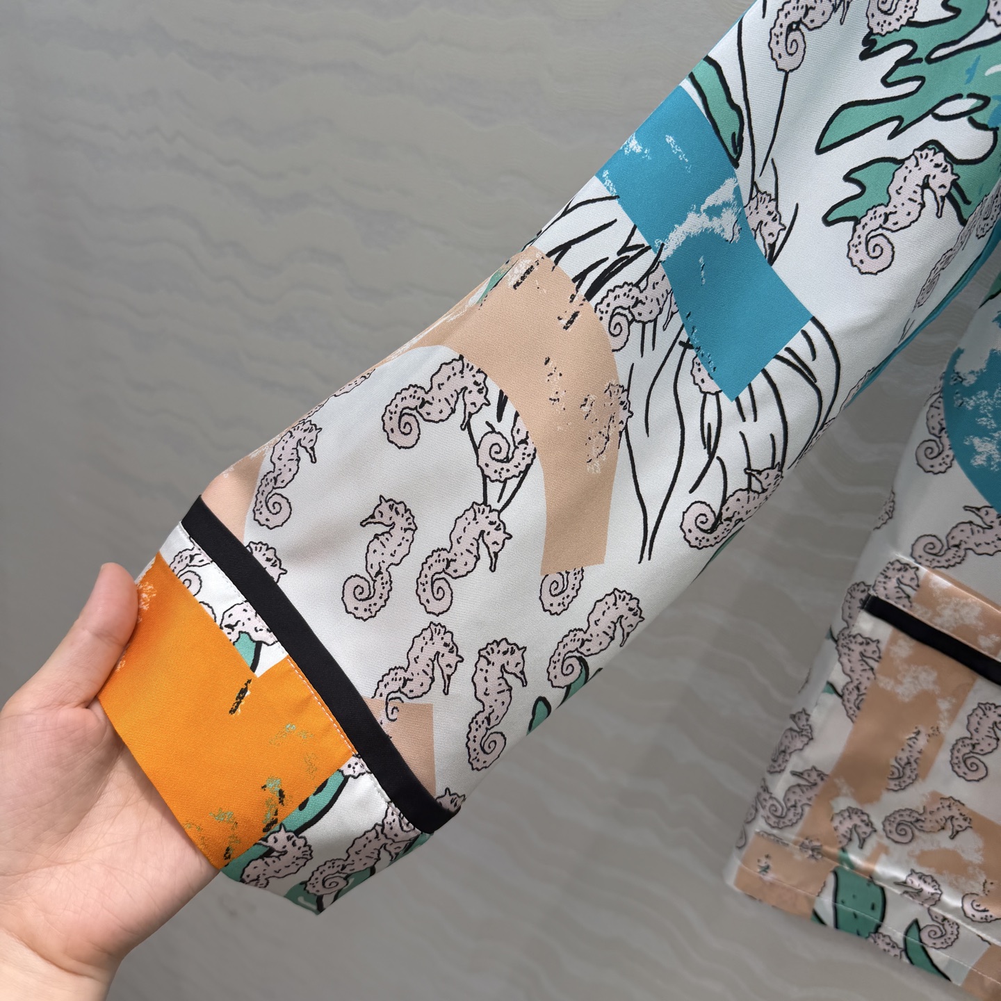 高端原单品质❤️Coco女孩beach沙滩🏖️系列度假新品，海洋🌊系列涂鸦字母印花真丝西装领衬衫！100