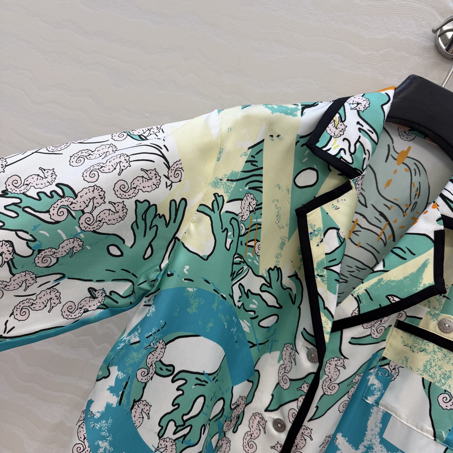 高端原单品质❤️Coco女孩beach沙滩🏖️系列度假新品，海洋🌊系列涂鸦字母印花真丝西装领衬衫！100
