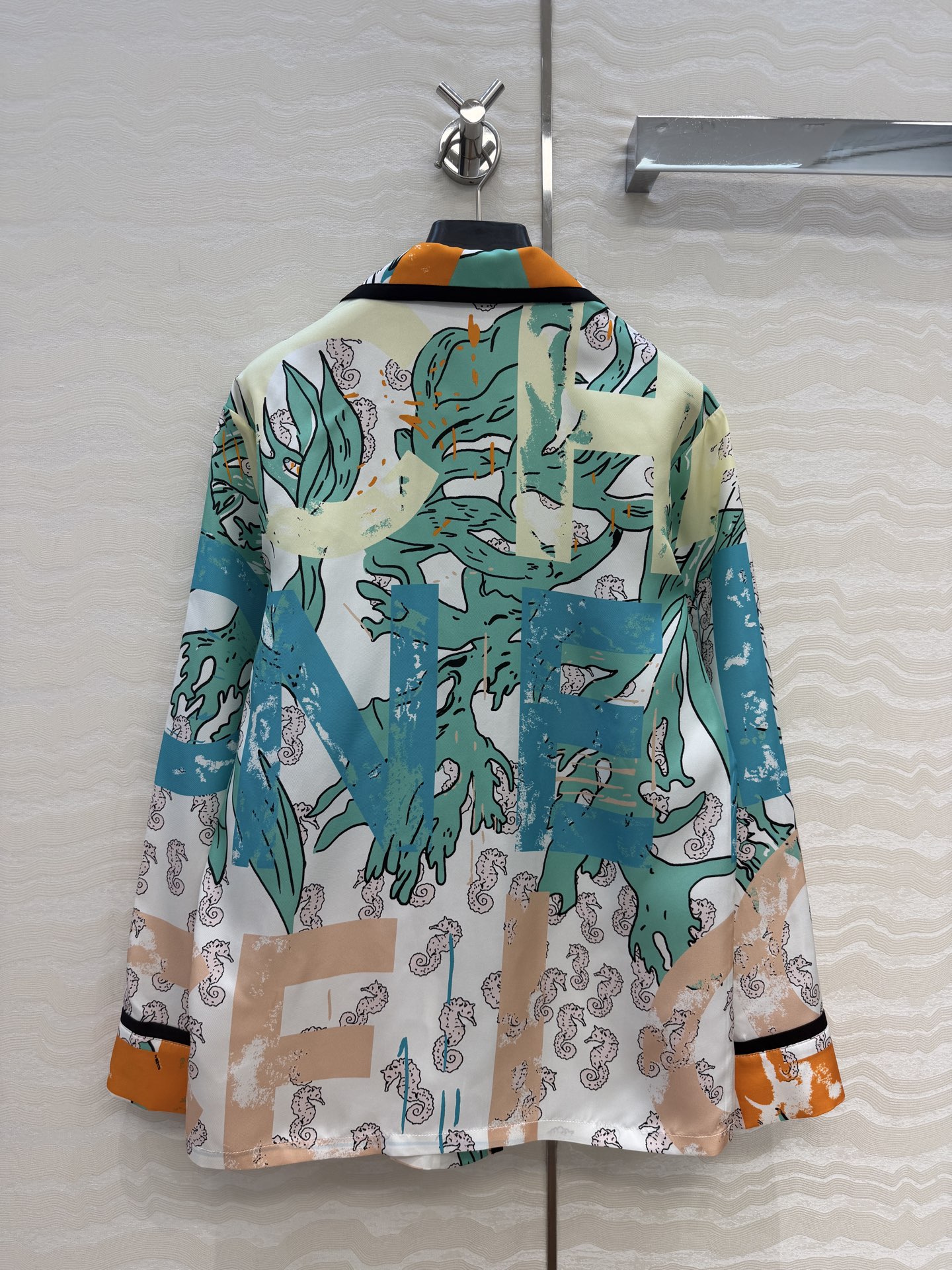 高端原单品质❤️Coco女孩beach沙滩🏖️系列度假新品，海洋🌊系列涂鸦字母印花真丝西装领衬衫！100