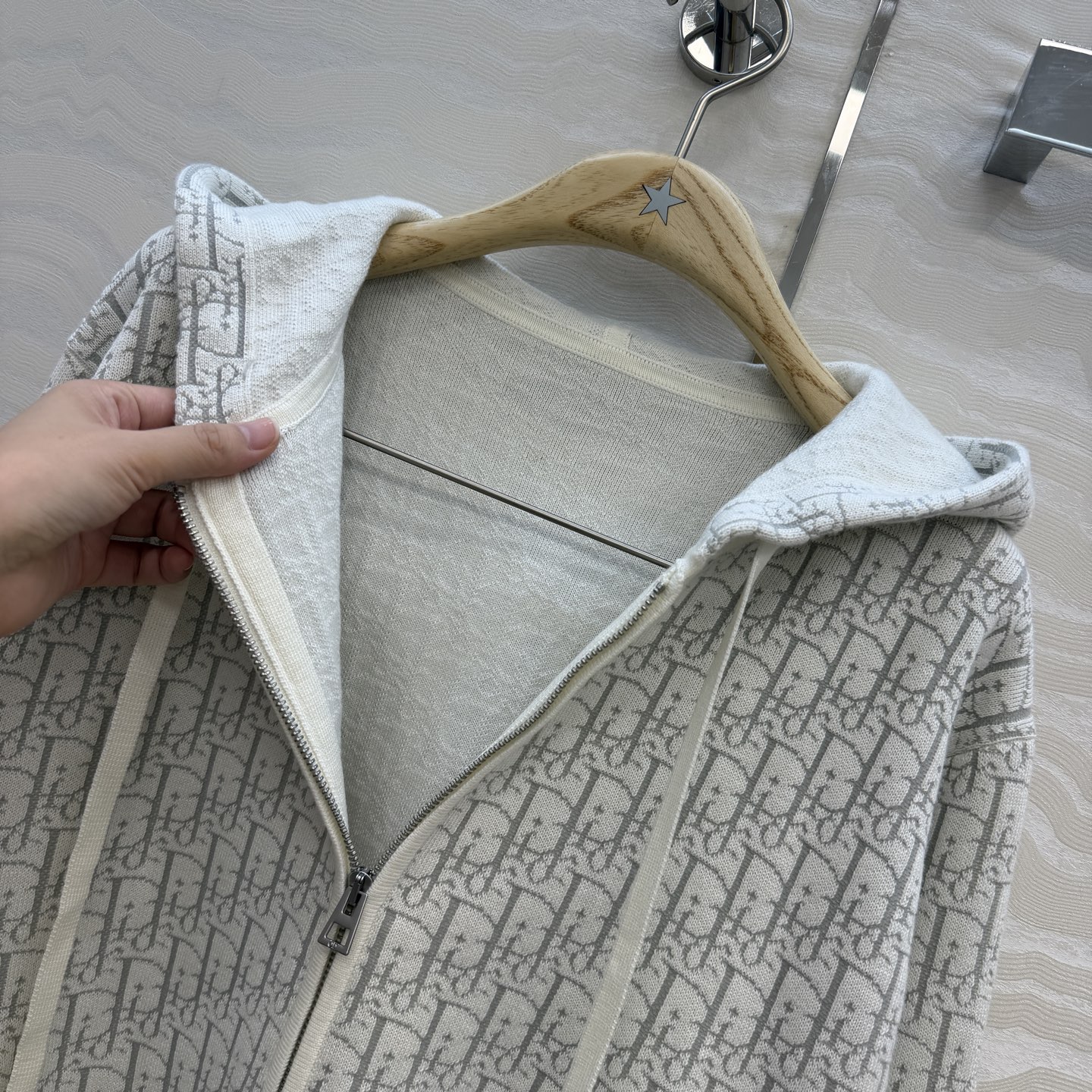 高端原单品质,MissD针织🧶连帽外套!立体双织logo工艺原版定制进口纱线!减龄气质经典版型百搭不挑人 高端原单品质,MissD针织🧶连帽外套!立体双织logo工艺原版定制进口纱线!减龄气质经典版型百搭不挑人