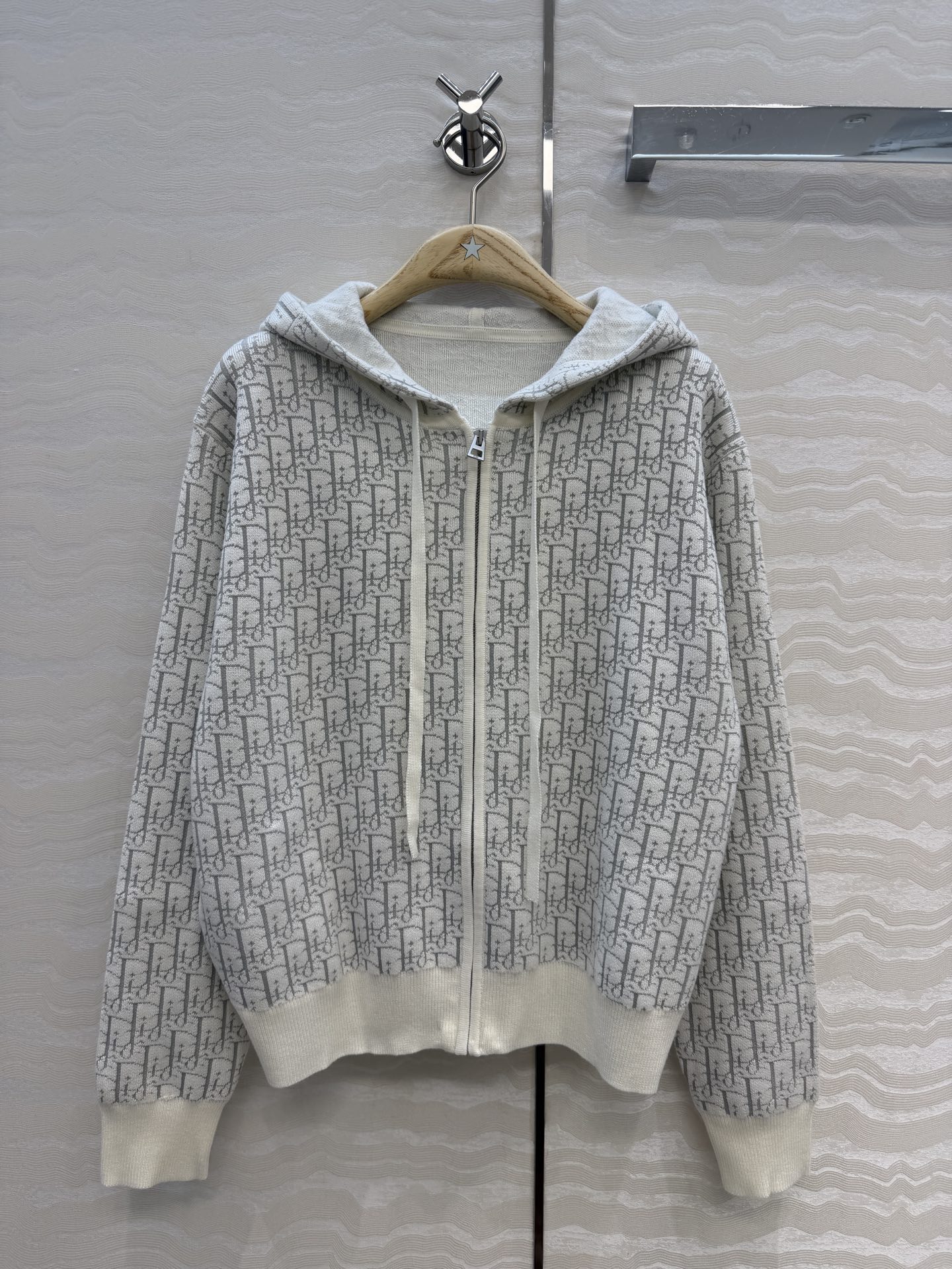 NO:860315,High-end original quality, MissD knitted hooded jacket!  Three-dimensional double weaving logo craft original custom imported yarn!  The classic version with age-reducing temperament is versatile and easy to wear!  High-end gray tones, French elegance, metal shell CD buckle. Imported high-count-density yarn, Swiss machine double-woven knitted yarn, the upper body looks slim and tall!  The quality of workmanship depends on the details!  One color size 36.38.40, size 38 shoulder width 46, bust 100, length 57., Dior-clothing, dior, jackets & coats, hats,19860909高端原单品质,MissD针织连帽外套！立体双织logo工艺原版定制进口纱线！减龄气质经典版型百搭不挑人！高级灰色调法式优雅气质,金属贝壳CD扣.进口高支密度纱线瑞士机双织工艺针织纱线,上身显瘦又高挑！做工品质看细节！一色36.38.40码,38码肩宽46,胸围100,衣长57.,迪奥-服装,dior,jackets & coats,hats,,Women's clothing