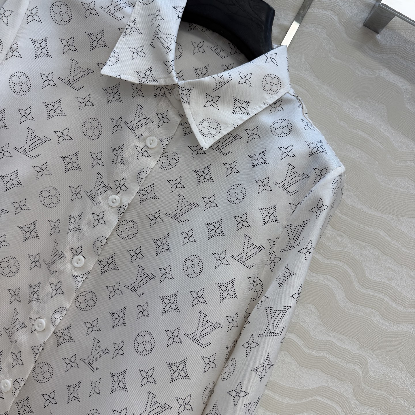 原单品质💕经典MONOGRAM暗纹印花真丝衬衫，100%真丝斜纹绸，睡衣风直筒版型设计上身减龄绝绝子！经