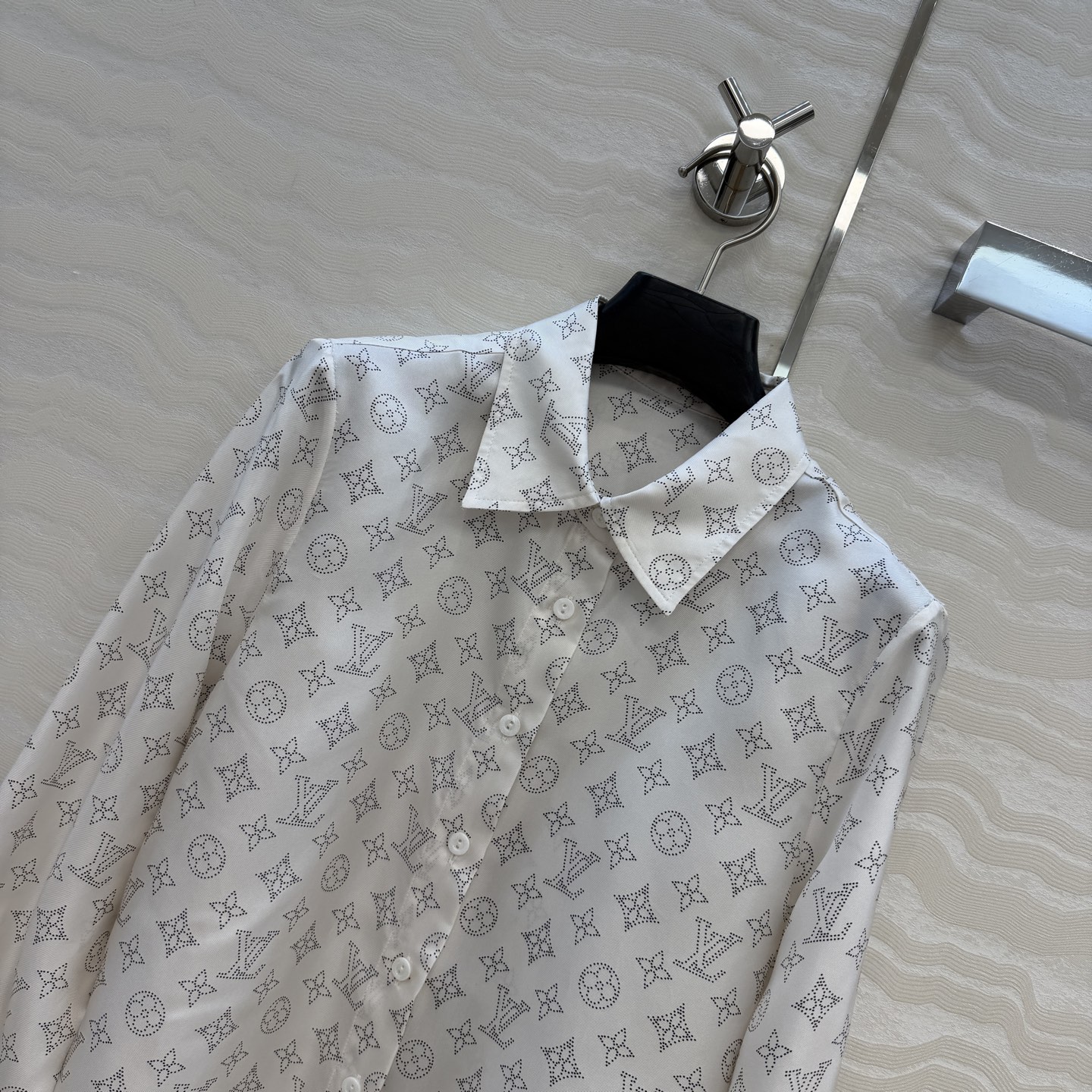 原单品质💕经典MONOGRAM暗纹印花真丝衬衫，100%真丝斜纹绸，睡衣风直筒版型设计上身减龄绝绝子！经