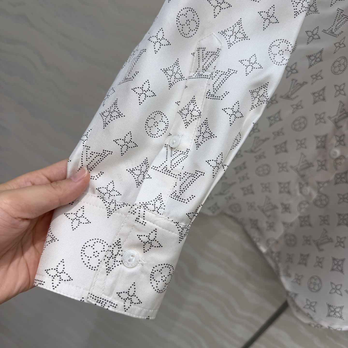 原单品质💕经典MONOGRAM暗纹印花真丝衬衫，100%真丝斜纹绸，睡衣风直筒版型设计上身减龄绝绝子！经