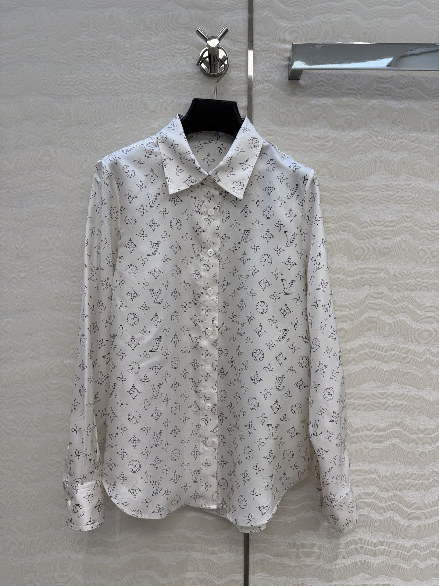 NO:860294,Original quality classic MONOGRAM dark pattern printed silk shirt, silk twill, pajama style straight fit design, the perfect upper body to reduce age!  Classic, fashionable and high-end!  A must-have artifact for Bai Fumei!  The floral pattern is versatile and easy to match. It is highly recommended to keep it for yourself!  The quality of workmanship depends on the details. One color 36.38.40.42. Four sizes. 36 size: shoulder width 37, bust 98, length 67., Louis Vuitton-clothing, louis vuitton, shirts, real silk,19860909原单品质经典MONOGRAM暗纹印花真丝衬衫,真丝斜纹绸,睡衣风直筒版型设计上身减龄绝绝子！经典时髦又高级！白富美必备神器！定位花立体裁版型百搭不挑人.强烈推荐自留款！做工品质看细节.一色36.38.40.42.四码.36码: 肩宽37,胸围98,衣长67.,路易威登-服装,louis vuitton,shirts,real silk,,Women's clothing