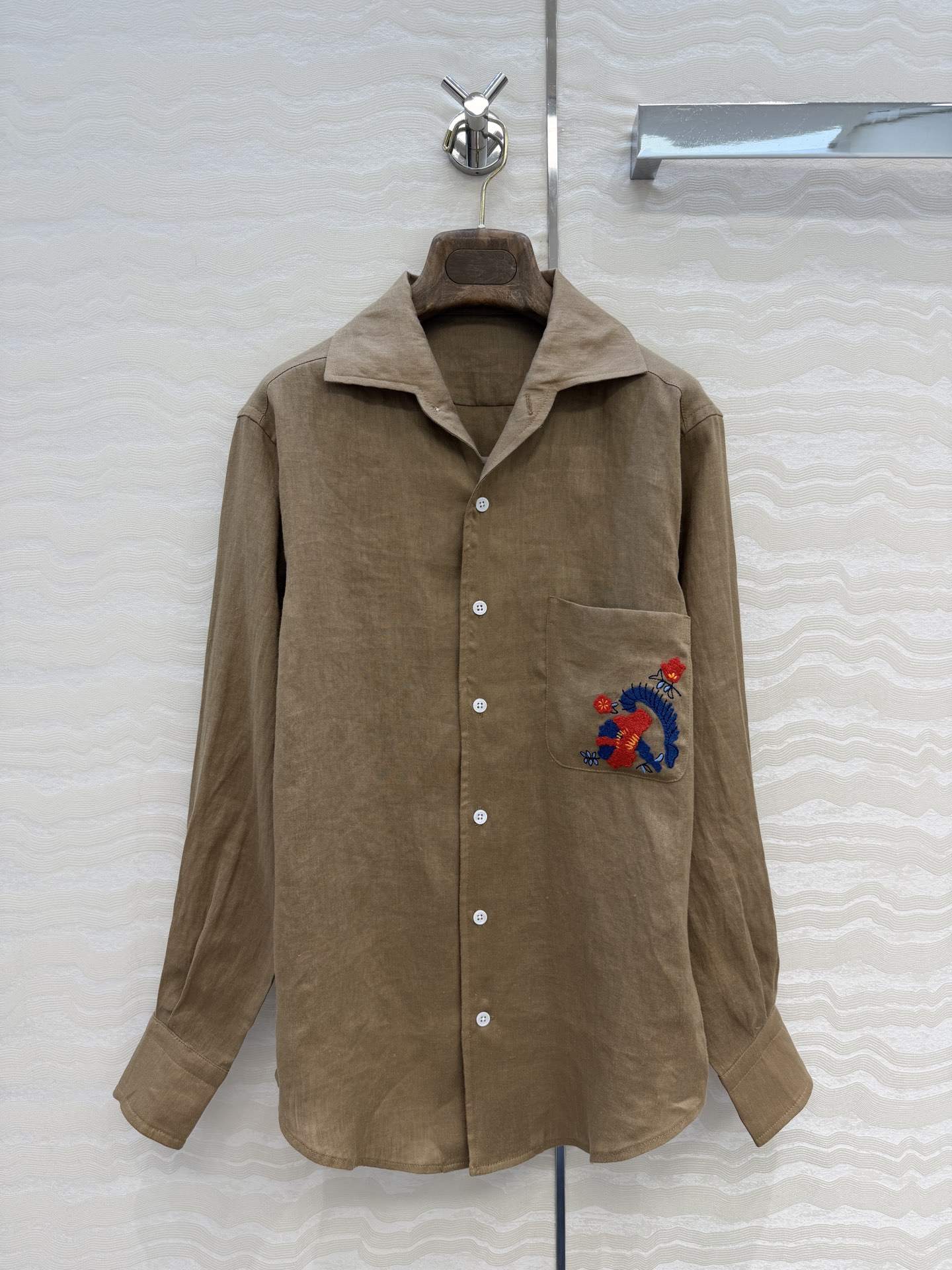 NO:860281,High-end original quality, LP old money style Andre flower embroidered pocket linen shirt!  Heavy industry positioning three-dimensional towel embroidery technology, small leather labels on both sides are decorated with low-key luxury details, and the imported linen fabric has a light and delicate texture. The classic small lapel is a lazy and casual high-end item. A must-have sun protection outfit in summer!  Highly recommended as a versatile item to keep for yourself!  The workmanship quality depends on the details. There are two colors in stock in 3 sizes. The shoulder width of size S is 42, the bust is 96, and the length is 67., women's clothing, loro piana, shirts,19860909高端原单品质,LP老钱风Andre花刺绣口袋亚麻衬衫！重工定位立体毛巾绣工艺,两边小皮标装饰低调奢华细节感满满,进口亚麻面料质感轻盈细腻.经典小翻领演绎慵懒随性的高级单品.夏日必备防晒穿搭天菜！强烈推荐自留百搭单品！做工品质看细节,现货两色3码.S码肩宽42,胸围96,衣长67.,女装,loro piana,shirts,,Women's clothing