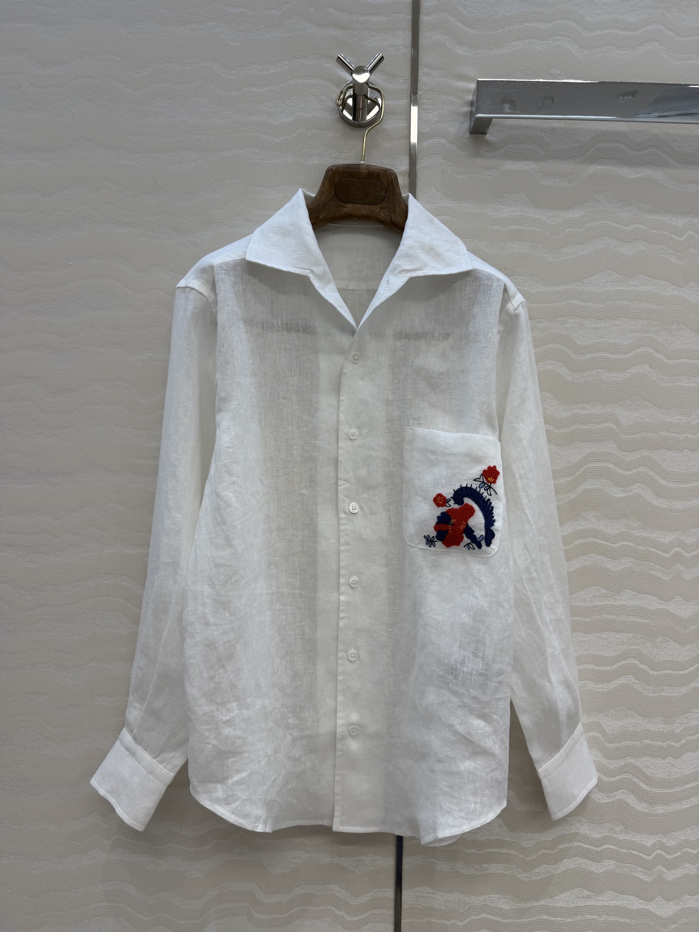 NO:860259,High-end original quality, LP old money style Andre flower embroidered pocket linen shirt!  Heavy industry positioning three-dimensional towel embroidery technology, small leather labels on both sides are decorated with low-key luxury details, and the imported linen fabric has a light and delicate texture. The classic small lapel is a lazy and casual high-end item. A must-have sun protection outfit in summer!  Highly recommended as a versatile item to keep for yourself!  The workmanship quality depends on the details. There are two colors in stock in 3 sizes. The shoulder width of size S is 42, the bust is 96, and the length is 67., women's clothing, loro piana, shirts,19860909高端原单品质,LP老钱风Andre花刺绣口袋亚麻衬衫！重工定位立体毛巾绣工艺,两边小皮标装饰低调奢华细节感满满,进口亚麻面料质感轻盈细腻.经典小翻领演绎慵懒随性的高级单品.夏日必备防晒穿搭天菜！强烈推荐自留百搭单品！做工品质看细节,现货两色3码.S码肩宽42,胸围96,衣长67.,女装,loro piana,shirts,,Women's clothing