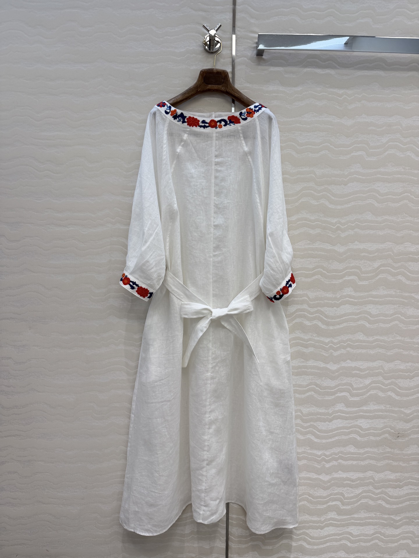 NO:860271,High-end original quality, LP old money style linen dress with Mina flower embroidery design!  Heavy industry positioning three-dimensional towel embroidery technology, a must-have artifact for the southern French holiday style. Full of low-key luxury details, the imported linen fabric has a light and delicate texture. The classic one-line collar lantern sleeve design and large skirt create a lazy and casual high-end item!  Highly recommended as a versatile item to keep for yourself!  The quality of workmanship depends on the details. Available in two colors and sizes 3. S size bust 110, skirt length 127., women's clothing, loro piana, skirts,19860909高端原单品质,LP老钱风Mina花刺绣设计亚麻连衣裙！重工定位立体毛巾绣工艺,南法度假风气质必备神器.低调奢华细节感满满,进口亚麻面料质感轻盈细腻.经典一字领灯笼袖设计大裙摆演绎慵懒随性的高级单品！强烈推荐自留百搭单品！做工品质看细节,现货两色3码.S码胸围110,裙长127.,女装,loro piana,skirts,,Women's clothing