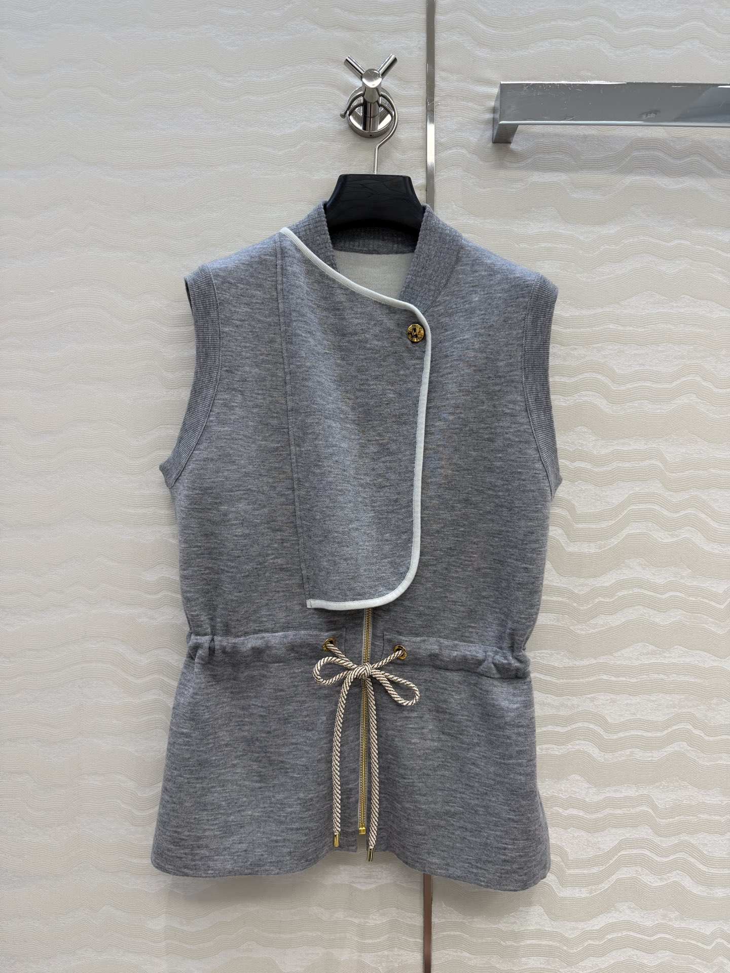 NO:862522,High-end original order quality!  Monogram premium gray knitted vest jacket!  Victoria Victoria’s same style is a must-have for fashionistas!  Double weave jacquard craftsmanship!  The imported yarn has a great texture and looks great when worn alone or layered!  Highly recommended temperament item!  The drawstrings adjust the waist to make your upper body look slimmer!  A must-have item for Bai Fumei!  Two colors, sizes 36, 38, and 40, huge order coming over!  Size M, bust 94, length 61., Chanel-clothing, chanel, jackets & coats,19860909高端原单品质！Monogram高级灰针织马甲外套！宋茜同款时髦精必入！双织提花工艺！进口纱线质感超赞单穿叠搭都超好看！强烈推荐气质单品！抽绳调节收腰版型上身巨显瘦！白富美必备单品！两色36.38.40码,大单子甩过来！M码,胸围94,衣长61.,香奈儿-服装,chanel,jackets & coats,,Women's clothing