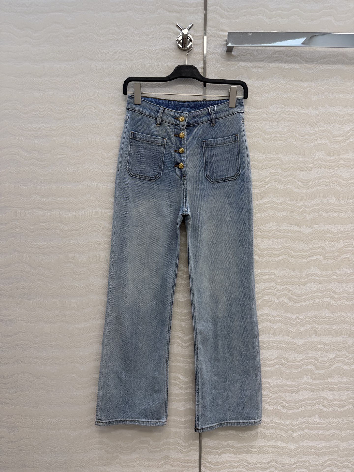 NO:862513,Highly recommended, original quality, V-series jeans with metal buckles and bootcut jeans!  The texture of the custom-made fabric with vintage wash technology is amazing!  Simple, rough and versatile, a fashionable high street artifact!  The boot-cut pants lengthen your legs infinitely!  The imported washed denim fabric makes your upper body look slimmer!  Customized full set of hardware accessories imported machine workmanship quality depends on the details!  3 codes in one color!  Spot grab!  Size S waist 68, hips 94, pants length 105., Valentino-clothing, valentino, jeans,19860909爆单推荐原单品质,V系神裤金属扣微喇牛仔裤！复古洗水工艺定制工艺面料质感超赞！简单粗暴百搭高街时髦炸街神器！微喇裤版型无限拉大长腿！进口洗水牛仔面料上身巨显瘦！定制全套五金配件进口机做工品质看细节！一色3码！现货开抢！S码腰围68,臀围94,裤长105.,华伦天奴-服装,valentino,jeans,,Women's clothing