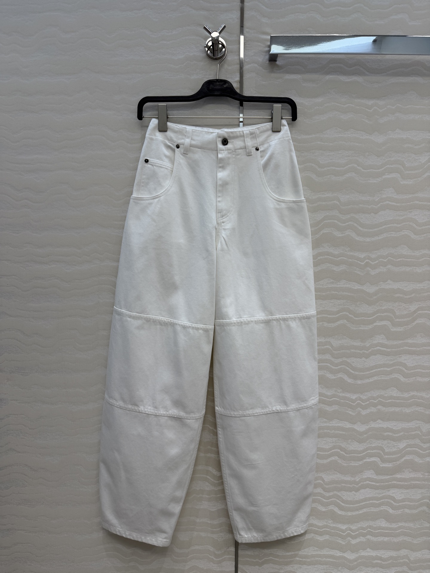 NO:864538,The original quality is a hit and recommended, Lw fashionable and exquisite outfit!  White sickle jeans!  The imported denim is full of sinewy muscles, customized with active washing process, and the scimitar wide leg design has an awesome upper body!  The classic version is versatile and fashionable!  The upper body is super slim!  The imported washed denim fabric has a wide and stylish texture!  Highly recommended item, customized leather brand hardware accessories with positioning embroidery on the back pocket, 3 sizes in one color, ready for grabs, big orders coming over!  S size waist 66, hip 98, pants length 106., Loewe-clothing, loewe, jeans,19860909原单品质爆单推荐,Lw时髦精穿搭！白色镰刀牛仔裤！进口牛仔筋骨感十足定制活性洗水工艺,弯刀阔腿设计上身A爆啦！经典版型不挑人百搭又时髦！上身超显瘦！进口洗水牛仔面料质感挺阔有型！强烈推荐单品,后口袋定位刺绣定制皮牌五金配件 一色3码,现货开抢 大单子甩过来！S码腰围66,臀围98,裤长106.,罗意威-服装,loewe,jeans,,Women's clothing