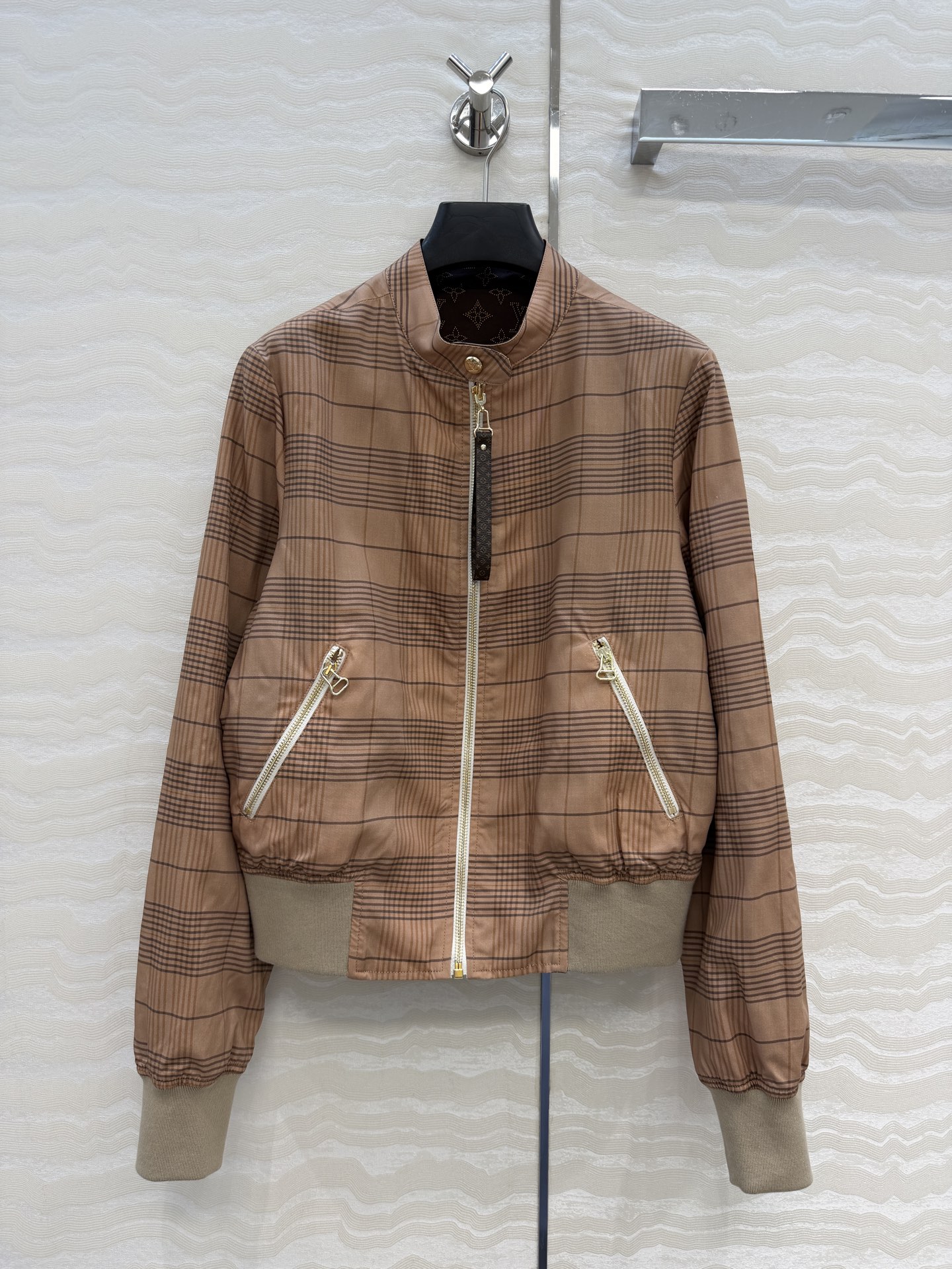 NO:864526,High-end original quality 26 spring and summer new MONOGRAM printed silk jacket!  Silk twill, pure cotton retro plaid, double-sided wearable design, classic and unflattering upper body, perfect for reducing age!  Stand collar jacket is fashionable and high-end!  A must-have artifact for Bai Fumei!  It looks good when worn alone or with outerwear. Highly recommended to keep it for yourself!  The quality of workmanship depends on the details. One color S.M. LXL code. S code. Shoulder width 40, bust 98, length 55., Louis Vuitton-clothing, louis vuitton, jackets & coats, jackets & coats, real silk,19860909高端原单品质26春夏新品MONOGRAM印花真丝夹克外套！真丝斜纹绸,纯棉复古格纹,双面可穿设计,经典不挑人版型上身减龄绝绝子！立领夹克时髦又高级！白富美必备神器！单穿外搭都好看.强烈推荐自留款！做工品质看细节.一色S.M.LXL码.S码.肩宽40,胸围98,衣长55.,路易威登-服装,louis vuitton,jackets & coats,jackets & coats,real silk,,Women's clothing
