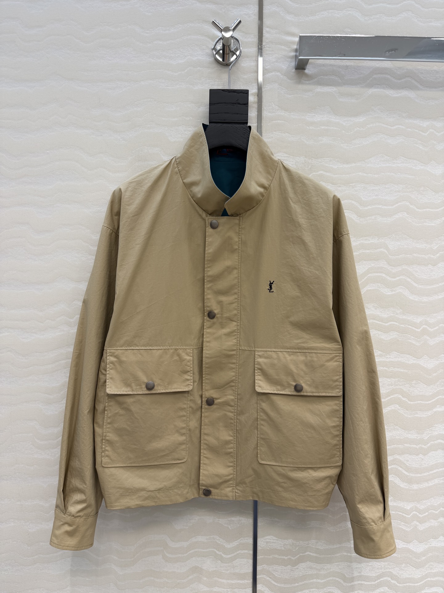 NO:943973,High-end original quality, slps new vintage Harrington double-sided jacket!  Modern and fashionable high-end color reversible design jacket!  A hot item that’s all over the internet!  Work pocket silhouette jacket!  The original custom-made imported Japanese cotton fabric has a wide and comfortable texture!  The three-dimensional tailoring is neat and simple without losing the sense of detail. The retro American college-style classic design is a huge favorite!  A casual and casual style, with a fashionable and high-end temperament!  Strong self-retention!  Two colors 34.36.38.40. Four sizes. Size 34: shoulder width 53, bust 106, length 60.,Saint Laurent-Clothing,loro piana,saint laurent,jackets & coats,jackets & coats,19860909高端原单品质,slps新品复古哈灵顿双面夹克外套！摩登时髦高级配色双面可穿设计夹克外套！火遍全网的爆款！工装口袋廓形夹克外套！原版定制进口日本棉面料质感挺阔舒适！立体剪裁利落版型简约不失细节感,复古美式学院风经典设计超级大爱！又A又飒随性的慵懒风,气质时髦又高级！强烈自留款！两色34.36.38.40.四个码.34码:肩宽53,胸围106,衣长60.,圣罗兰-服装,loro piana,saint laurent,jackets & coats,jackets & coats,,Women's clothing