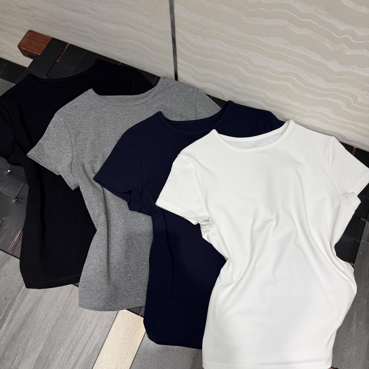 爆单出❤️原单品质Row风经典基础T。长期主义时髦精单品💕正肩小飞袖掐腰修身短款T恤。原版定制剪裁打造意
