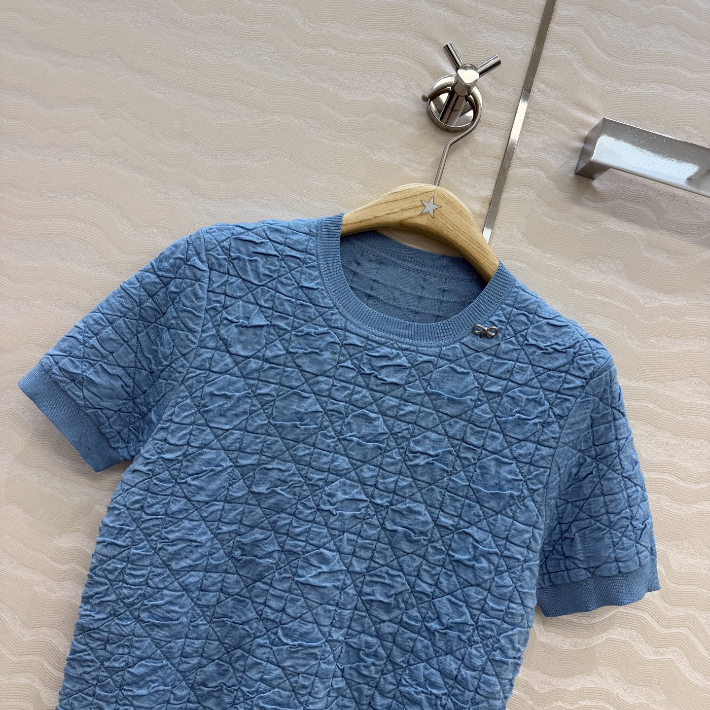 高端原单品质，MissD针织🧶短袖圆领上衣！立体双织褶皱工艺戴妃藤格纹。原版定制进口纱线！金属蝴蝶结装饰