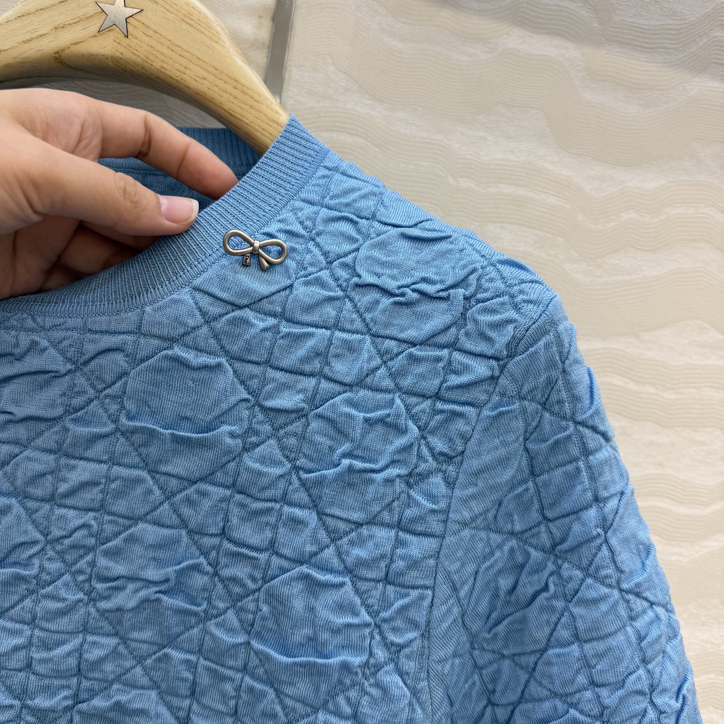 高端原单品质，MissD针织🧶短袖圆领上衣！立体双织褶皱工艺戴妃藤格纹。原版定制进口纱线！金属蝴蝶结装饰