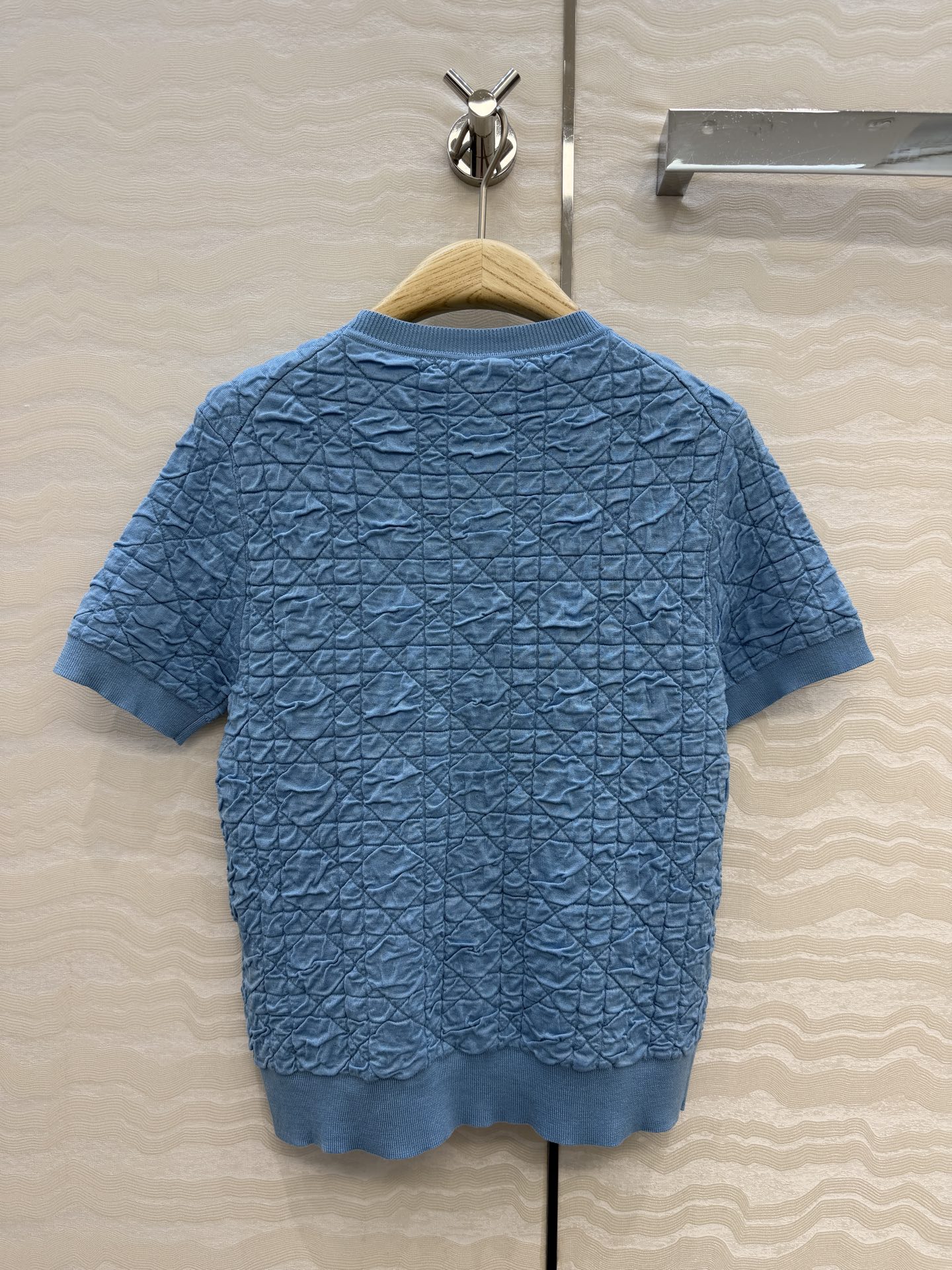 高端原单品质，MissD针织🧶短袖圆领上衣！立体双织褶皱工艺戴妃藤格纹。原版定制进口纱线！金属蝴蝶结装饰