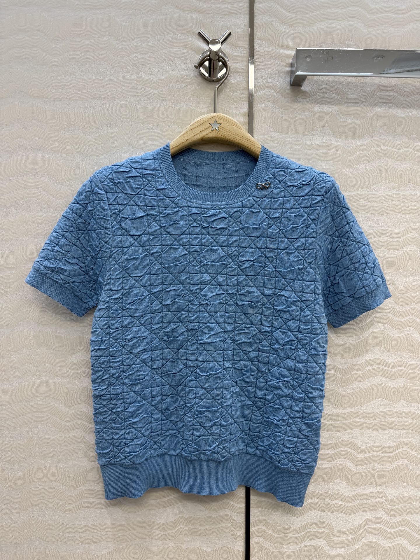 高端原单品质，MissD针织🧶短袖圆领上衣！立体双织褶皱工艺戴妃藤格纹。原版定制进口纱线！金属蝴蝶结装饰