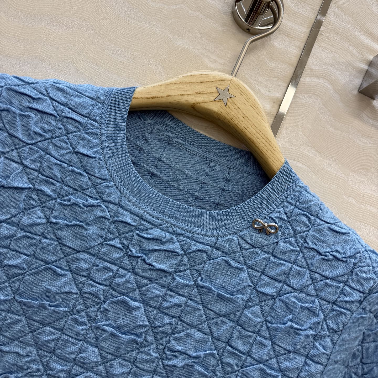 高端原单品质，MissD针织🧶短袖圆领上衣！立体双织褶皱工艺戴妃藤格纹。原版定制进口纱线！金属蝴蝶结装饰