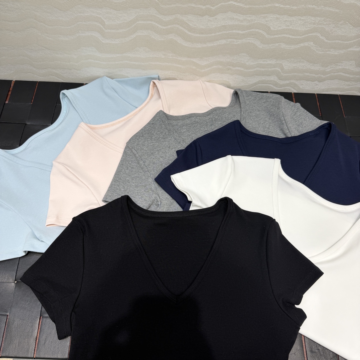 爆单出❤️原单品质Row风经典基础T。长期主义时髦精单品💕气质小V领正肩小飞袖掐腰修身短款T恤。原版定制