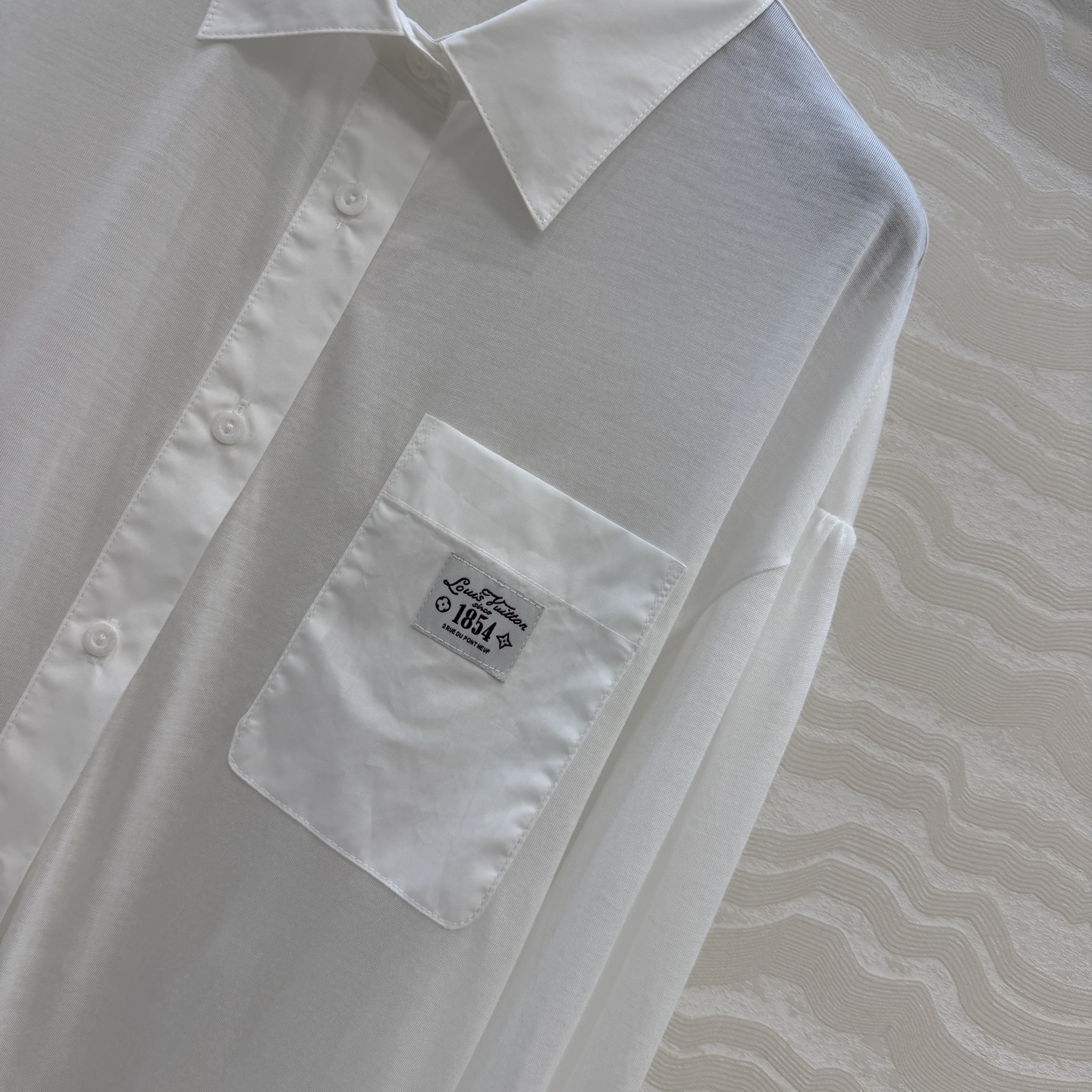 原单品质❤️26春夏新品MONOGRAM拼接设计防晒衬衫！软糯轻盈的纯棉面料领袖拼接挺阔感衬衫面料。宽松