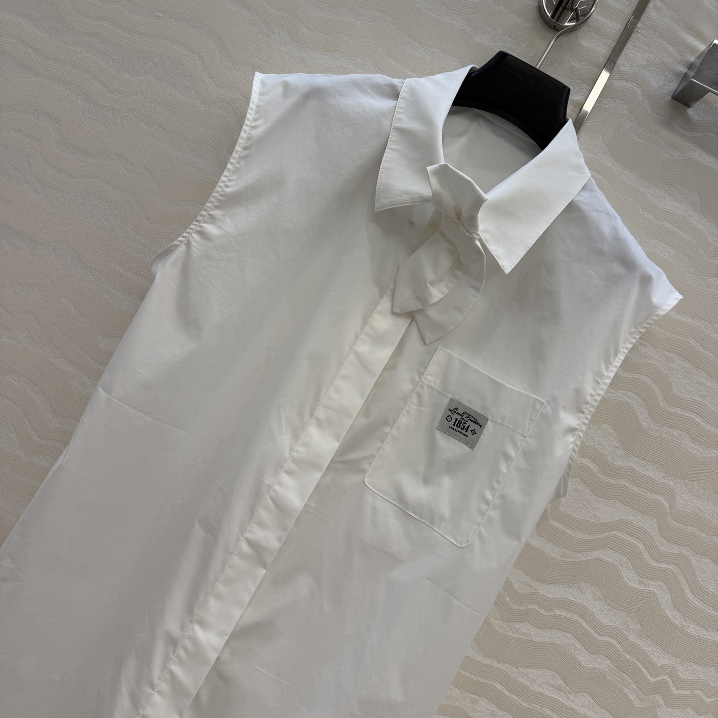 原单品质❤️26春夏新品MONOGRAM可拆卸蝴蝶领结设计长款背心衬衫！细腻挺阔的纯棉衬衫面料。宽松版型