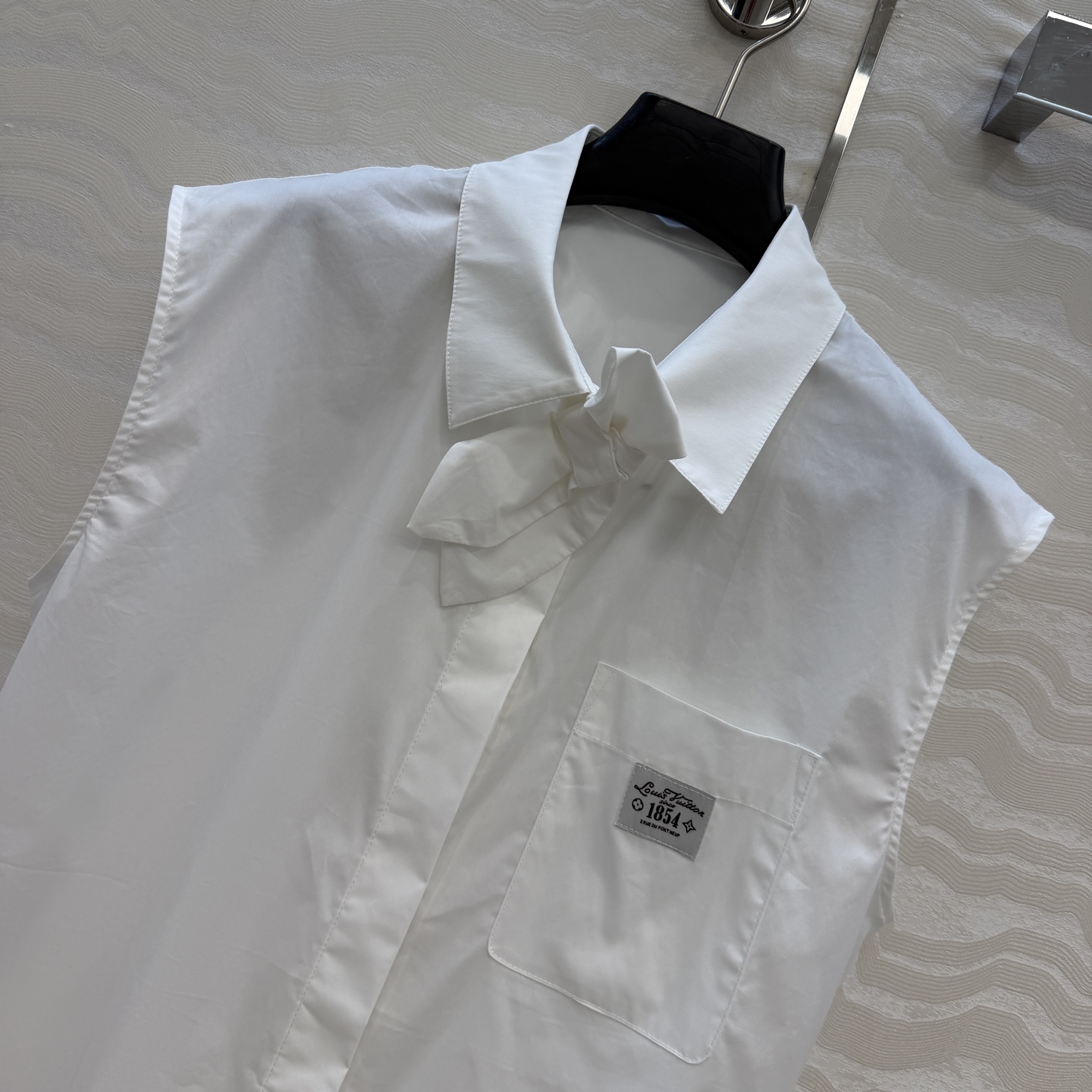 原单品质❤️26春夏新品MONOGRAM可拆卸蝴蝶领结设计长款背心衬衫！细腻挺阔的纯棉衬衫面料。宽松版型