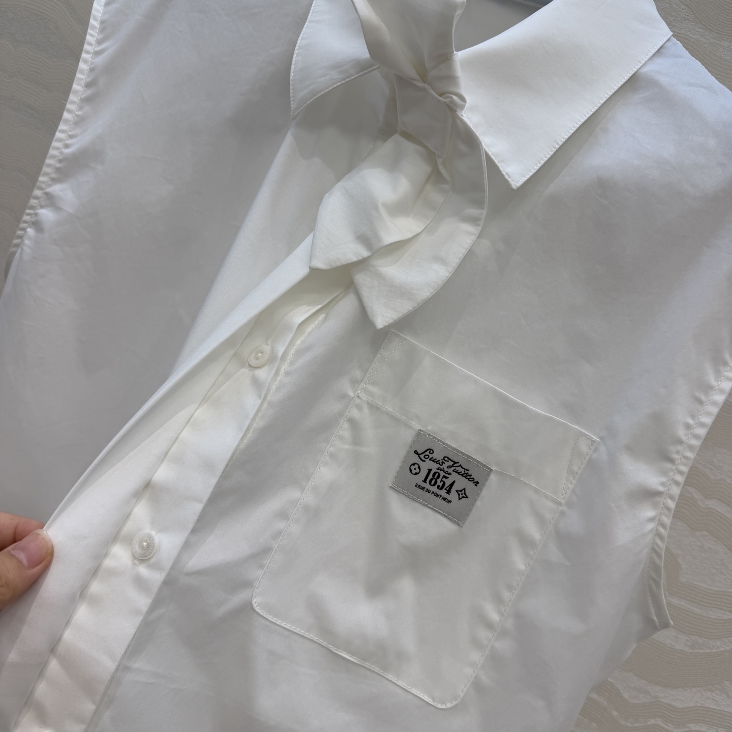 原单品质❤️26春夏新品MONOGRAM可拆卸蝴蝶领结设计长款背心衬衫！细腻挺阔的纯棉衬衫面料。宽松版型