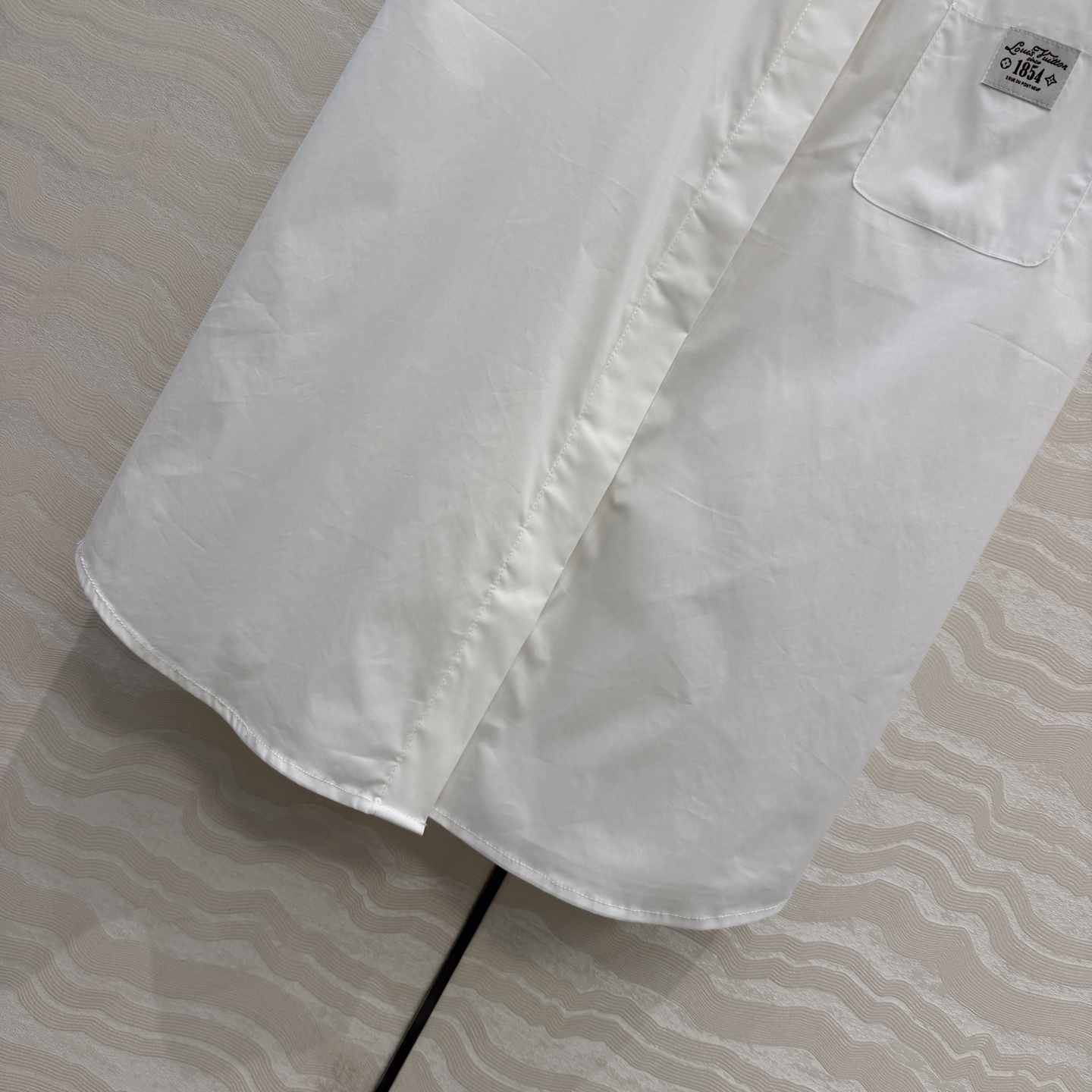 原单品质❤️26春夏新品MONOGRAM可拆卸蝴蝶领结设计长款背心衬衫！细腻挺阔的纯棉衬衫面料。宽松版型