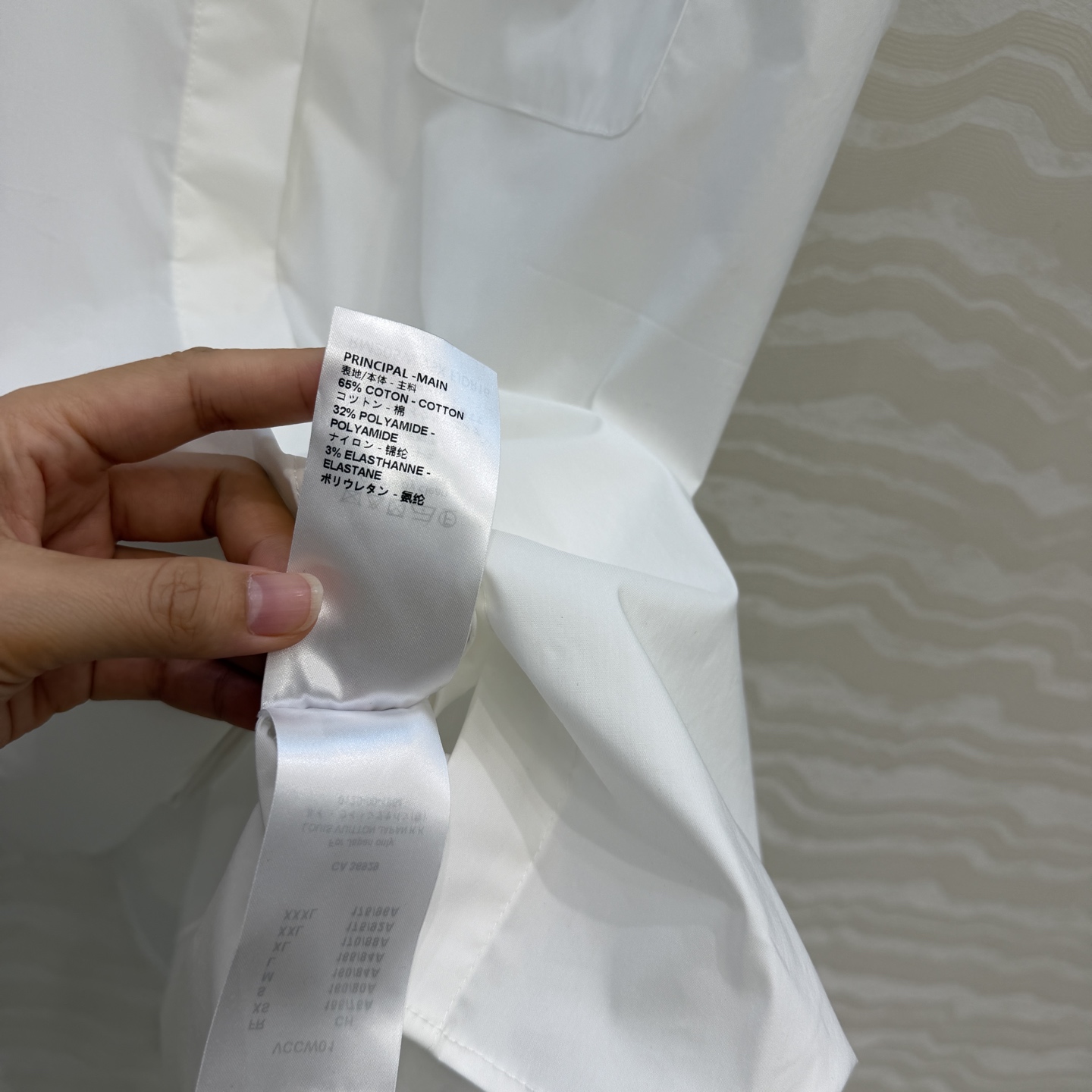 原单品质❤️26春夏新品MONOGRAM可拆卸蝴蝶领结设计长款背心衬衫！细腻挺阔的纯棉衬衫面料。宽松版型
